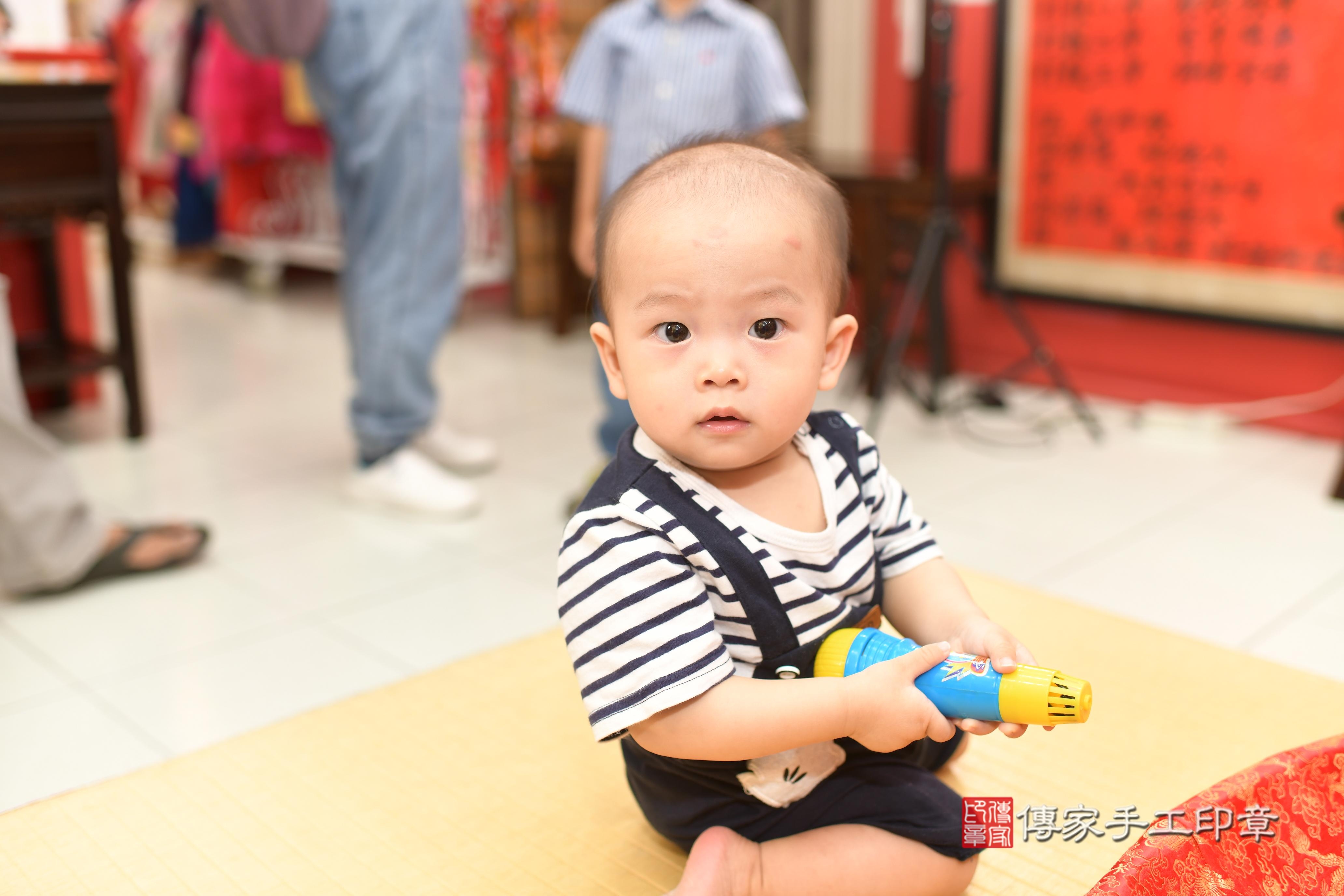 傳家手工印章高雄店、抓周、度脺、中國風會場、傳家嬰兒古禮、吉祥話、抓周道具物品24種、拍照。抓周證書。寶寶抓周、滿周歲、生日快樂、祝福