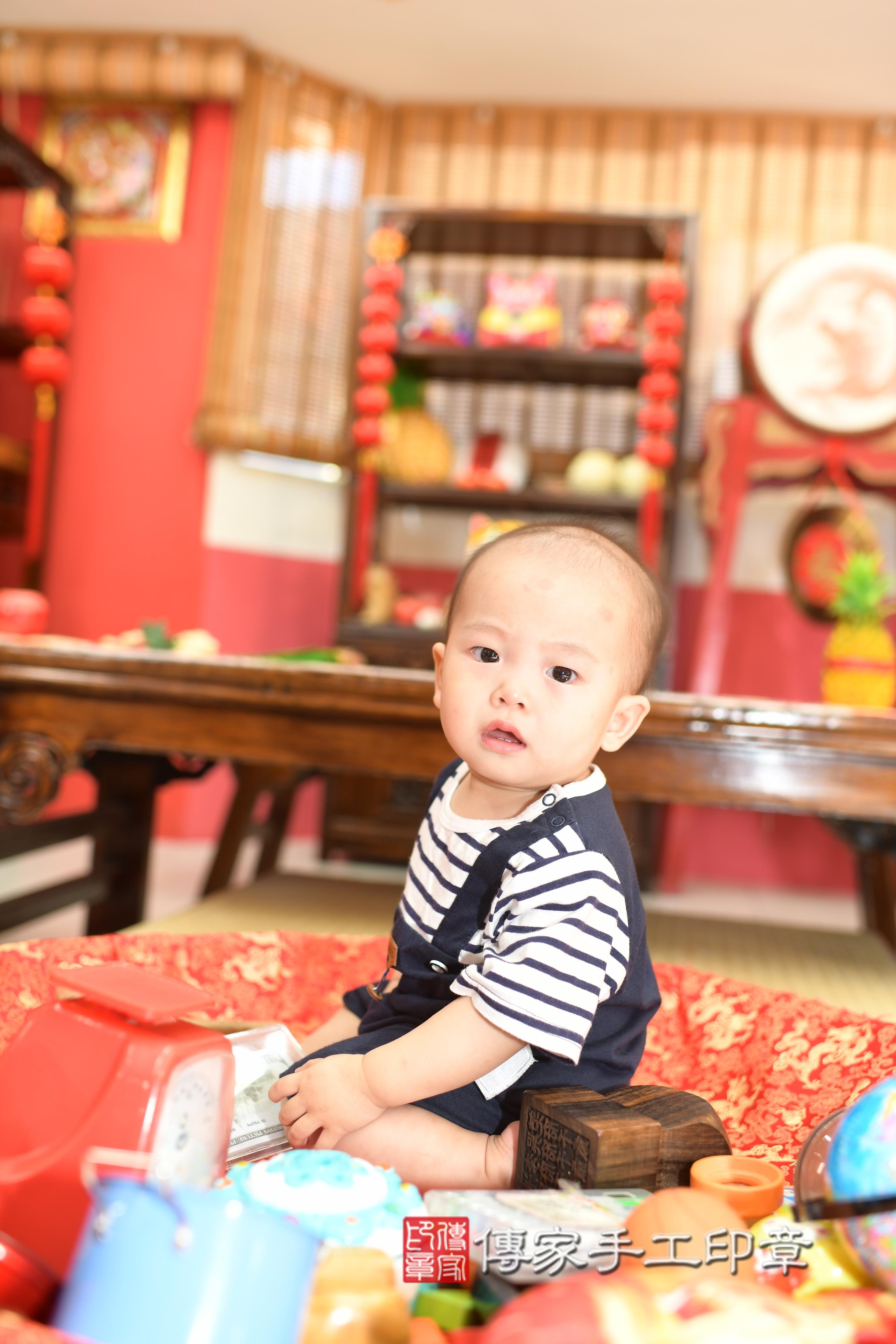 傳家手工印章高雄店、抓周、度脺、中國風會場、傳家嬰兒古禮、吉祥話、抓周道具物品24種、拍照。抓周證書。寶寶抓周、滿周歲、生日快樂、祝福
