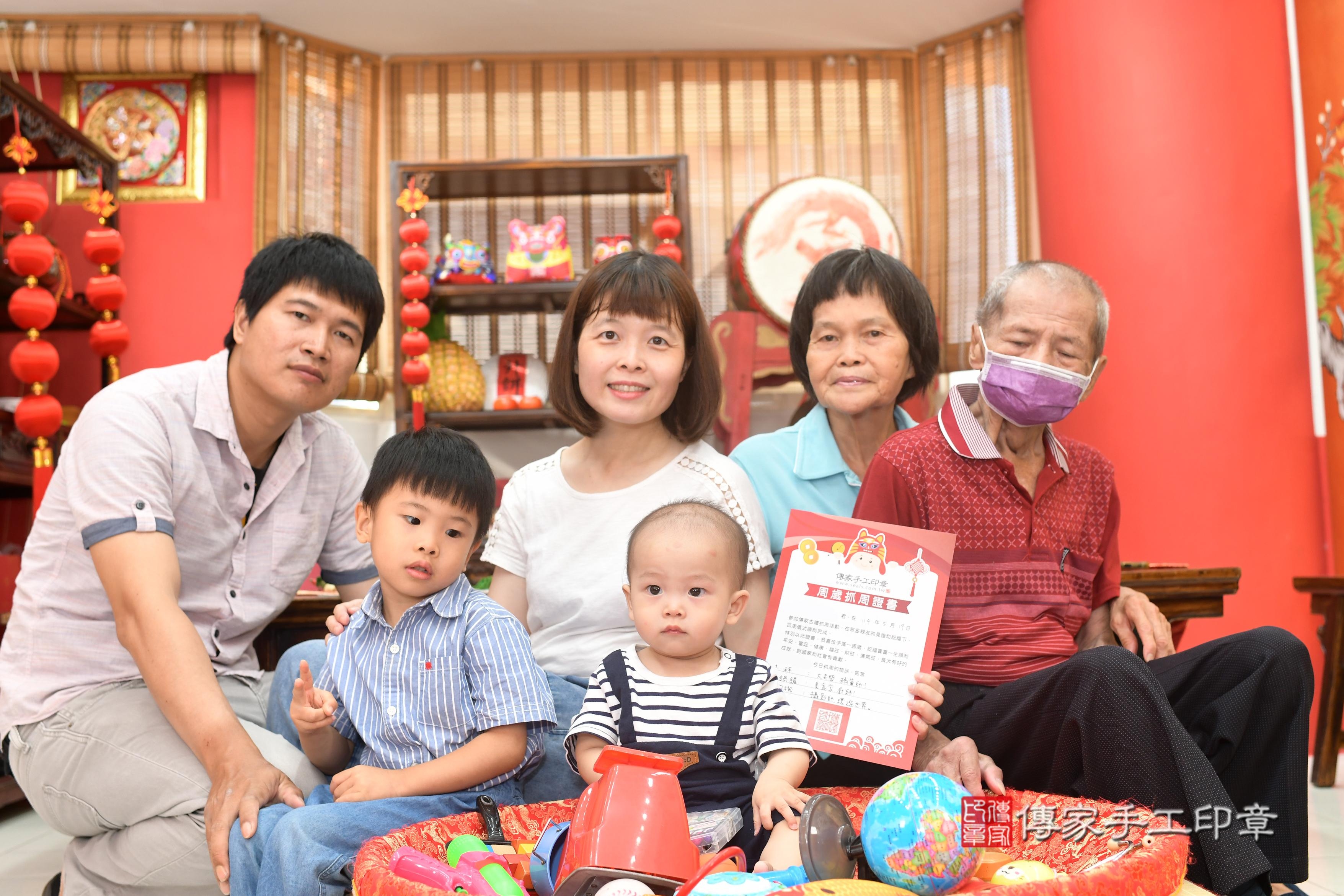 傳家手工印章高雄店、抓周、度脺、中國風會場、傳家嬰兒古禮、吉祥話、抓周道具物品24種、拍照。抓周證書。寶寶抓周、滿周歲、生日快樂、祝福