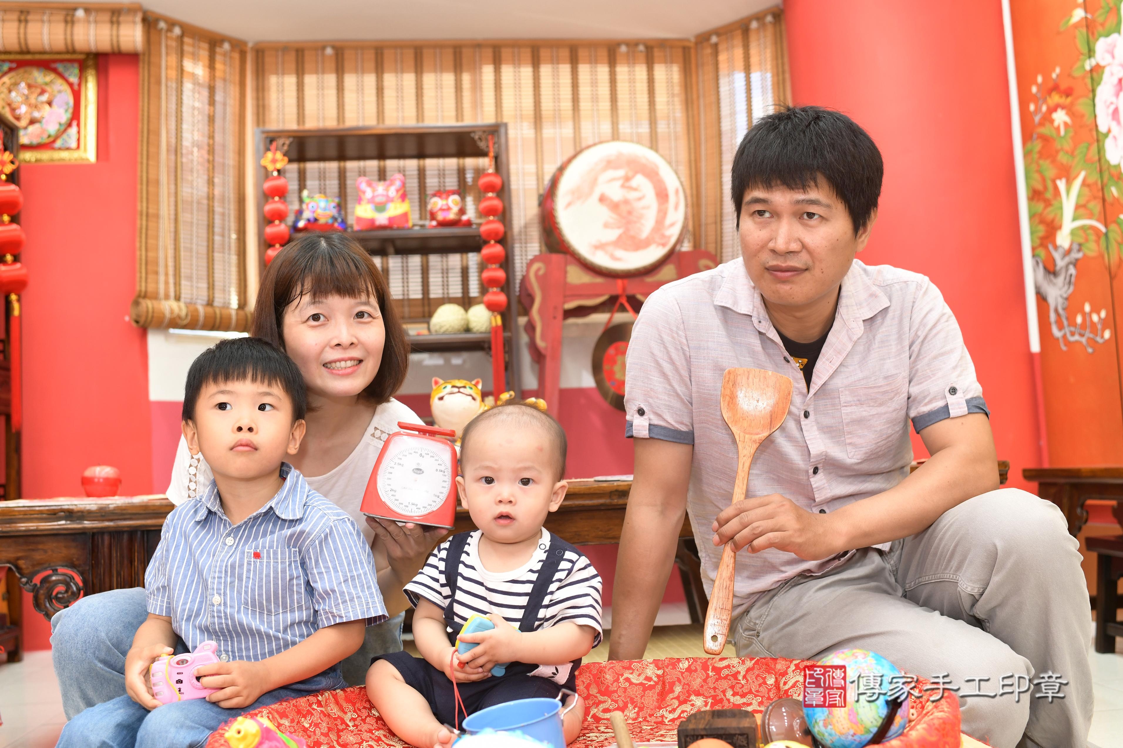 傳家手工印章高雄店、抓周、度脺、中國風會場、傳家嬰兒古禮、吉祥話、抓周道具物品24種、拍照。抓周證書。寶寶抓周、滿周歲、生日快樂、祝福