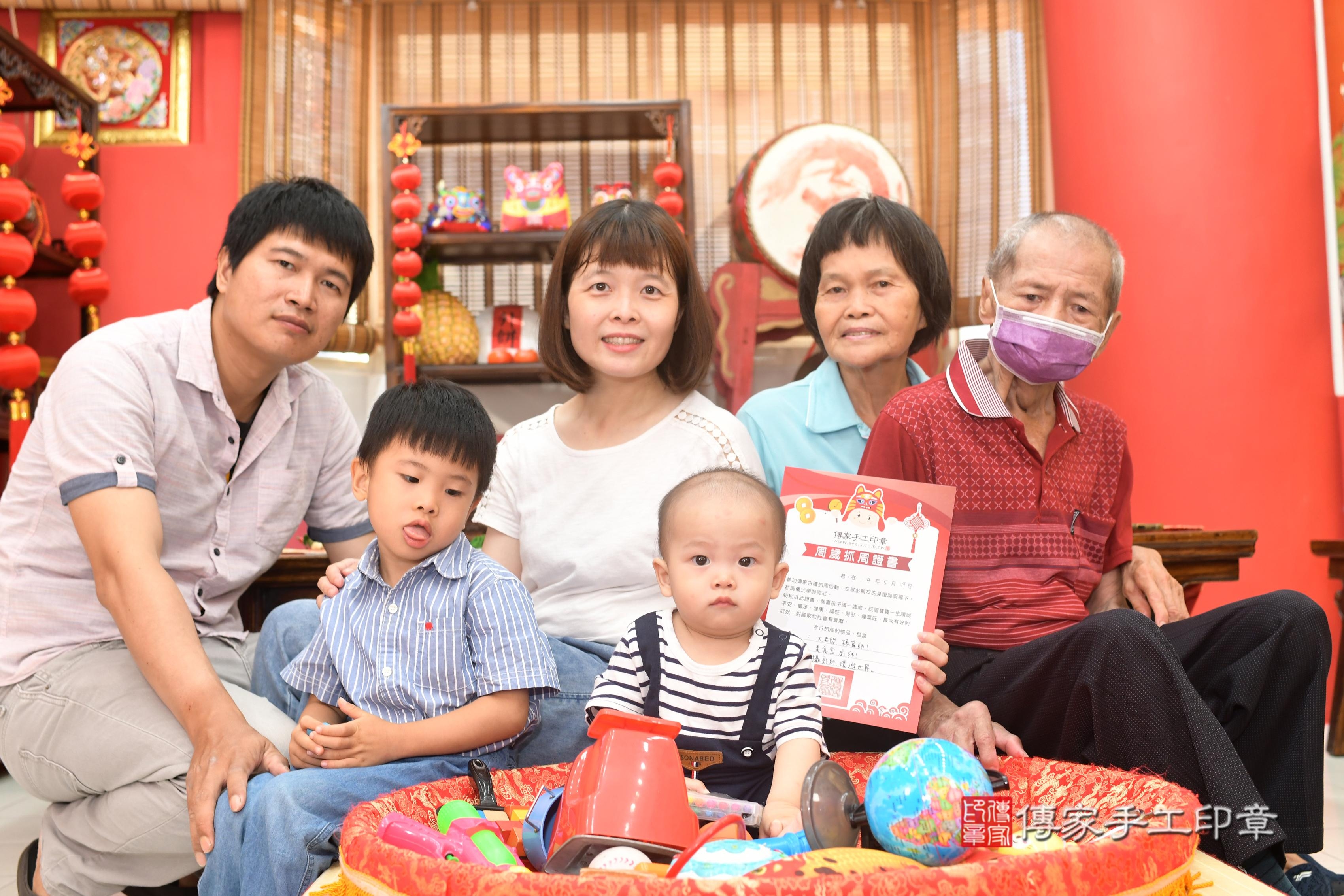 傳家手工印章高雄店、抓周、度脺、中國風會場、傳家嬰兒古禮、吉祥話、抓周道具物品24種、拍照。抓周證書。寶寶抓周、滿周歲、生日快樂、祝福