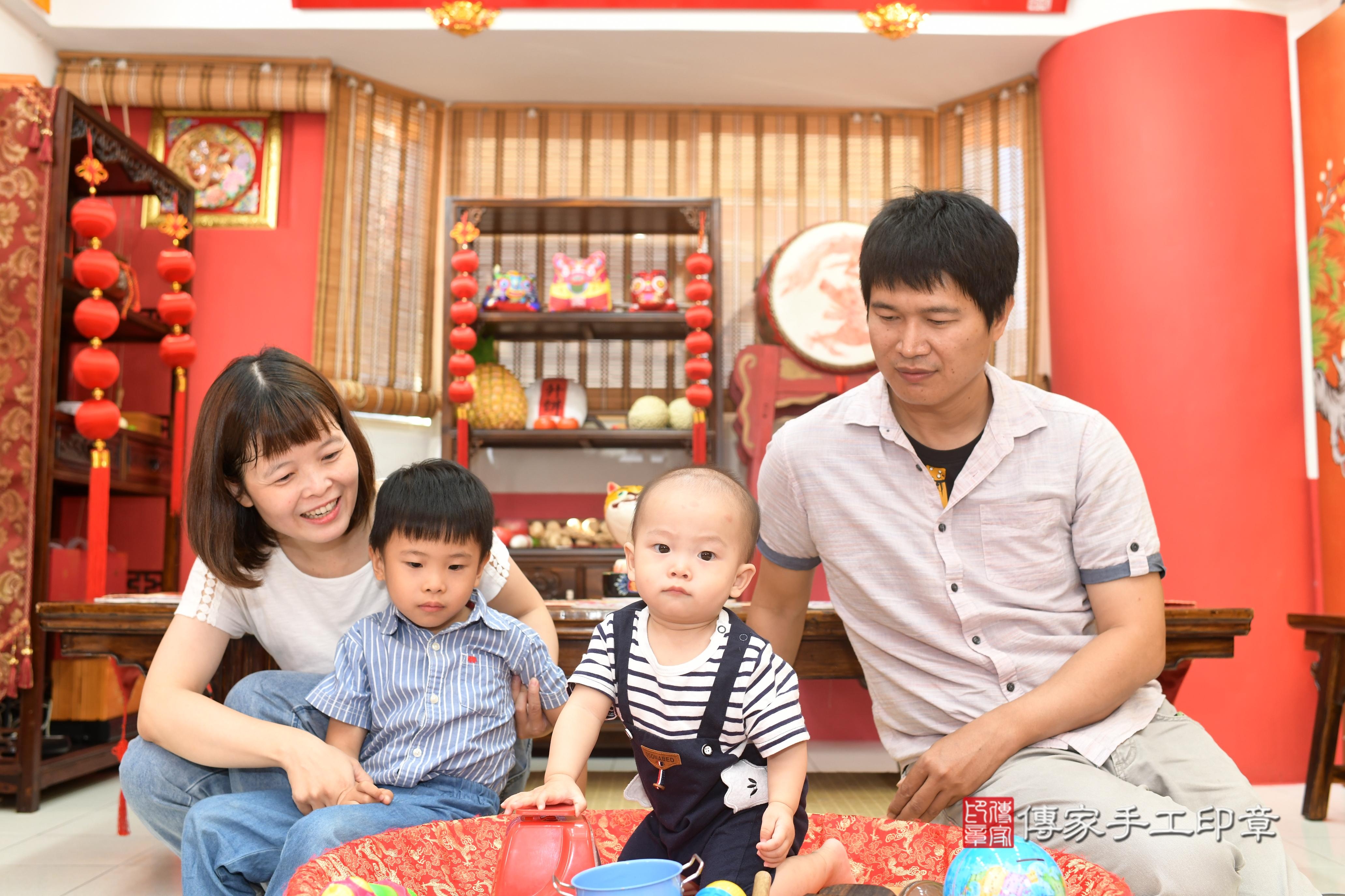 傳家手工印章高雄店、抓周、度脺、中國風會場、傳家嬰兒古禮、吉祥話、抓周道具物品24種、拍照。抓周證書。寶寶抓周、滿周歲、生日快樂、祝福