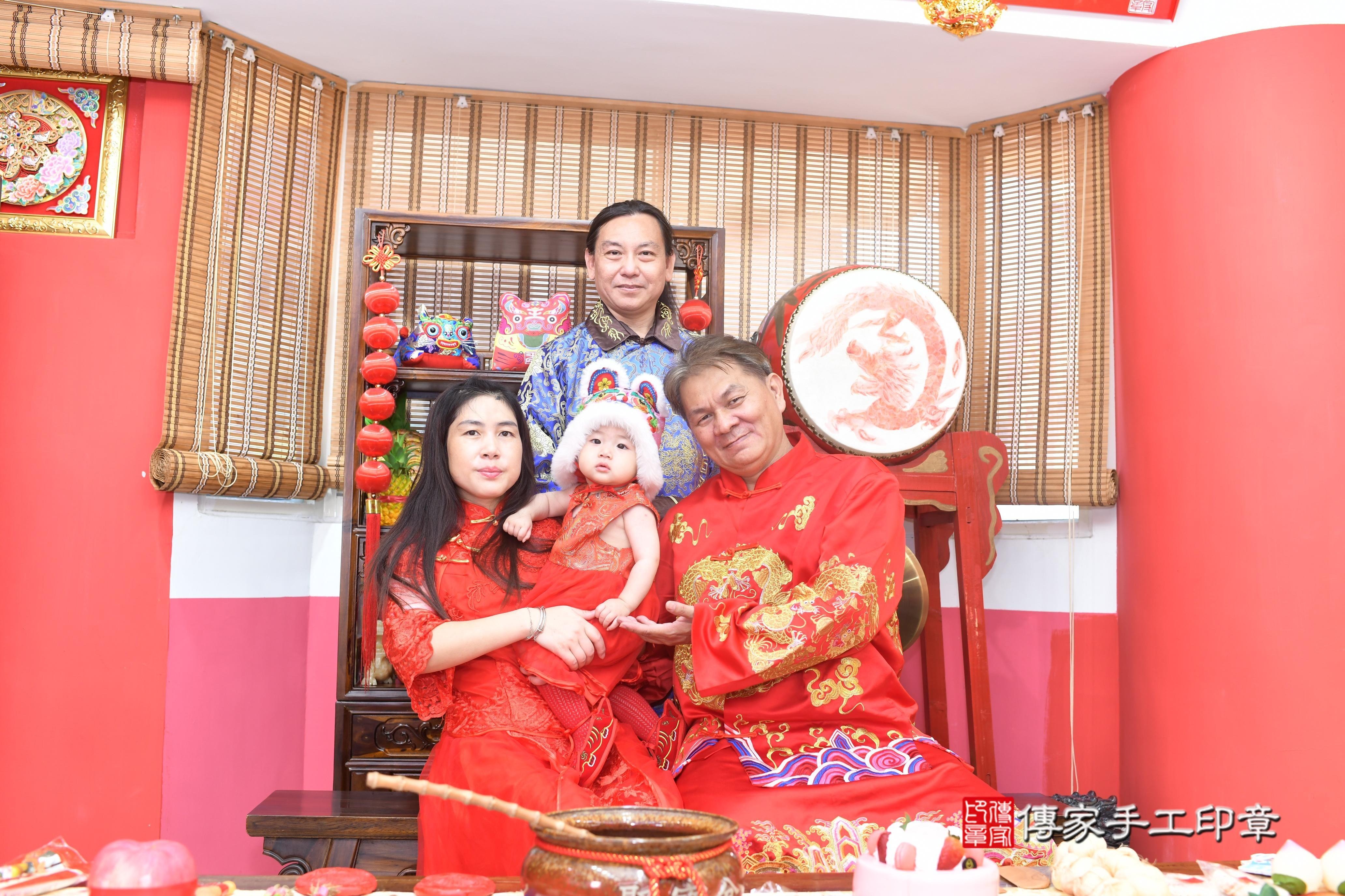 傳家手工印章高雄店、抓周、度脺、中國風會場、傳家嬰兒古禮、吉祥話、抓周道具物品24種、拍照。抓周證書。寶寶抓周、滿周歲、生日快樂、祝福