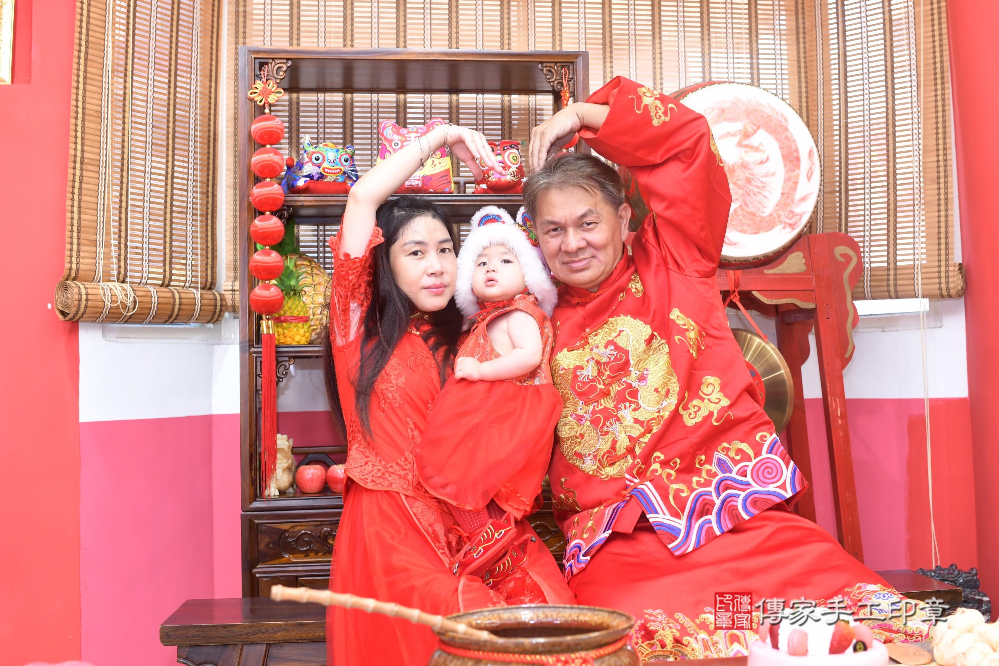 傳家手工印章高雄店、抓周、度脺、中國風會場、傳家嬰兒古禮、吉祥話、抓周道具物品24種、拍照。抓周證書。寶寶抓周、滿周歲、生日快樂、祝福