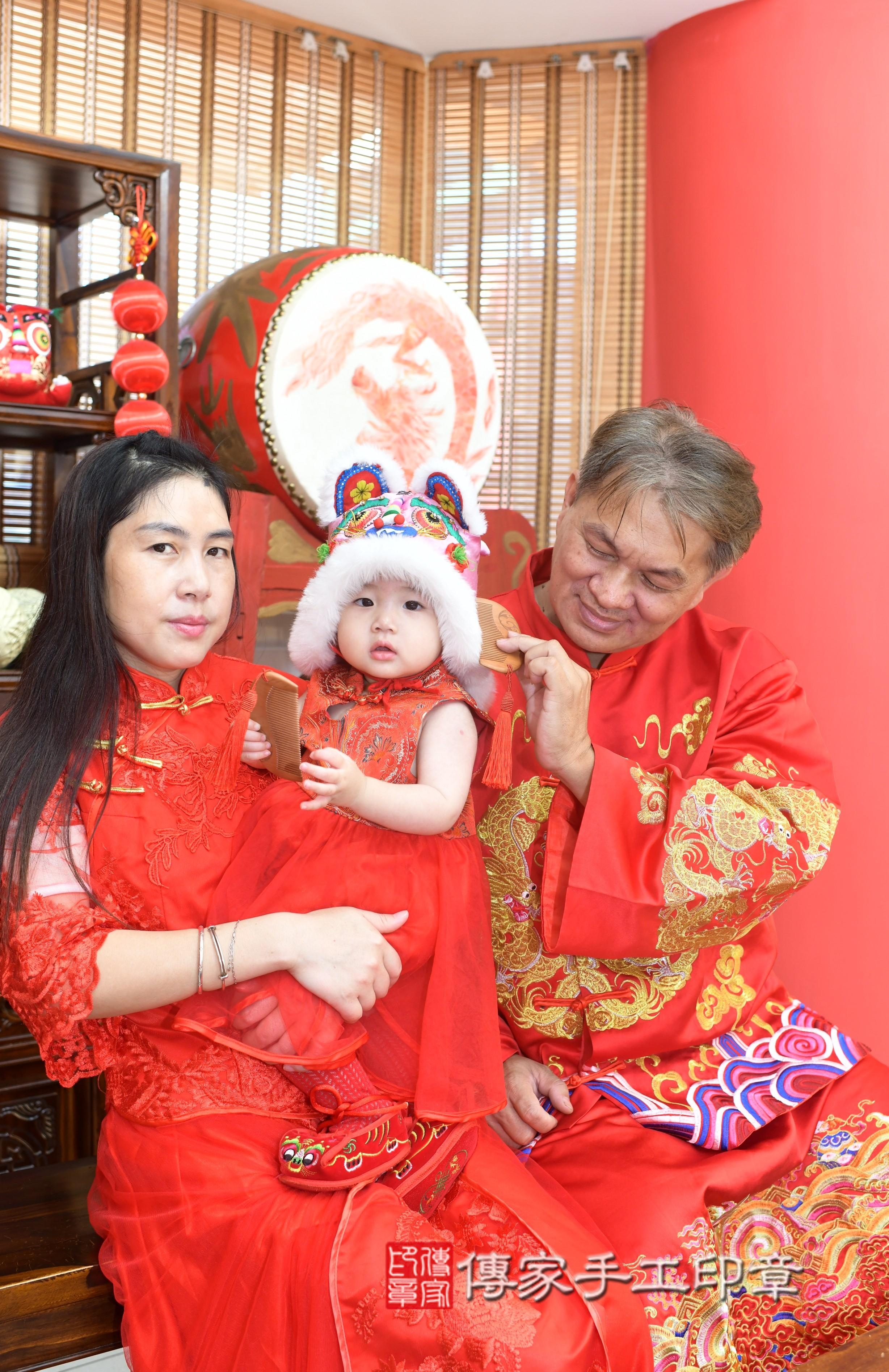 傳家手工印章高雄店、抓周、度脺、中國風會場、傳家嬰兒古禮、吉祥話、抓周道具物品24種、拍照。抓周證書。寶寶抓周、滿周歲、生日快樂、祝福