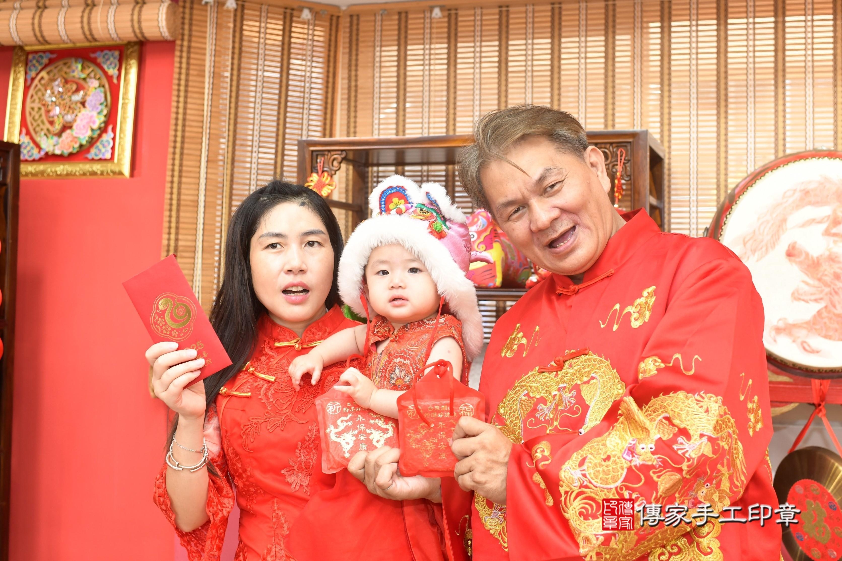 傳家手工印章高雄店、抓周、度脺、中國風會場、傳家嬰兒古禮、吉祥話、抓周道具物品24種、拍照。抓周證書。寶寶抓周、滿周歲、生日快樂、祝福