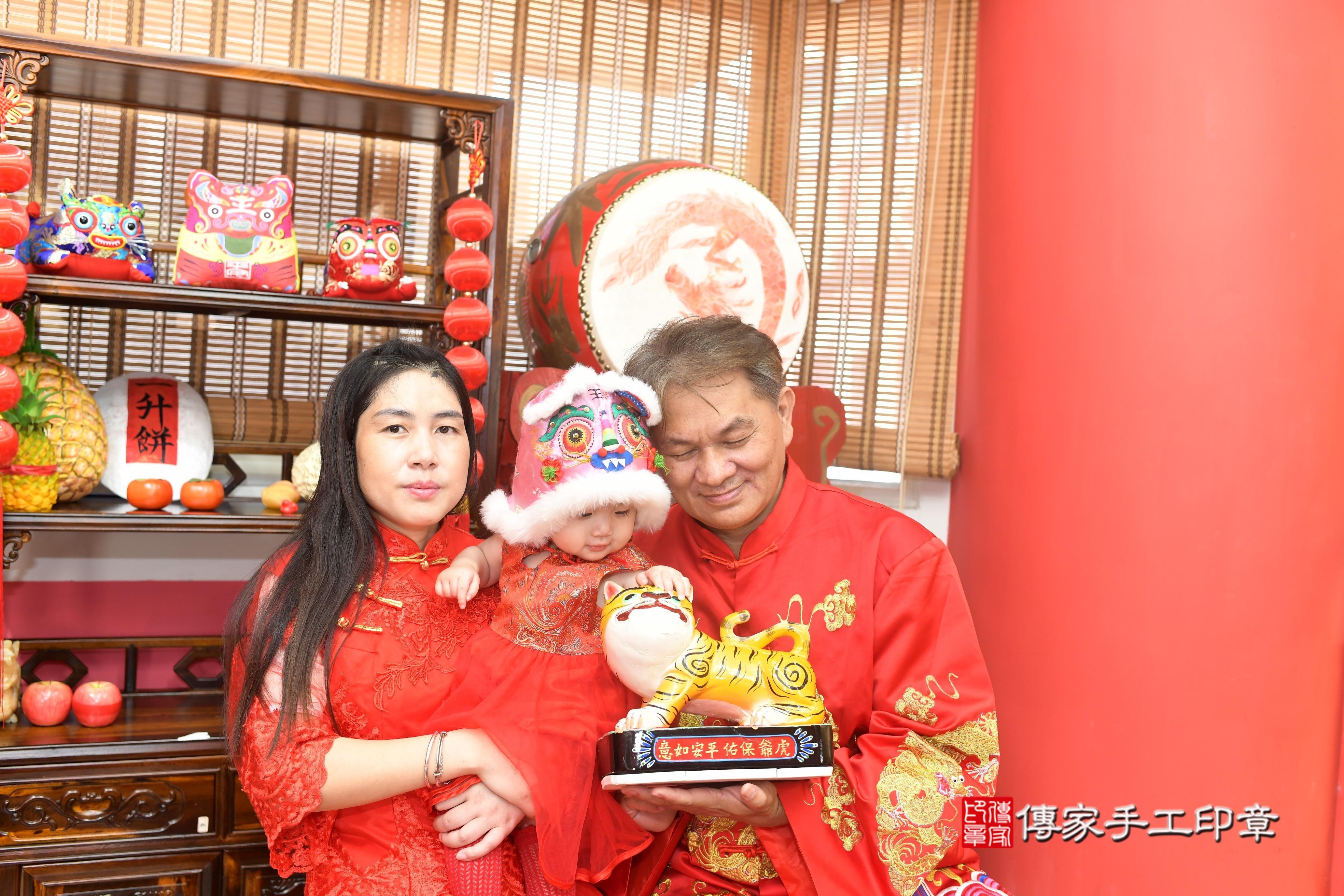 傳家手工印章高雄店、抓周、度脺、中國風會場、傳家嬰兒古禮、吉祥話、抓周道具物品24種、拍照。抓周證書。寶寶抓周、滿周歲、生日快樂、祝福