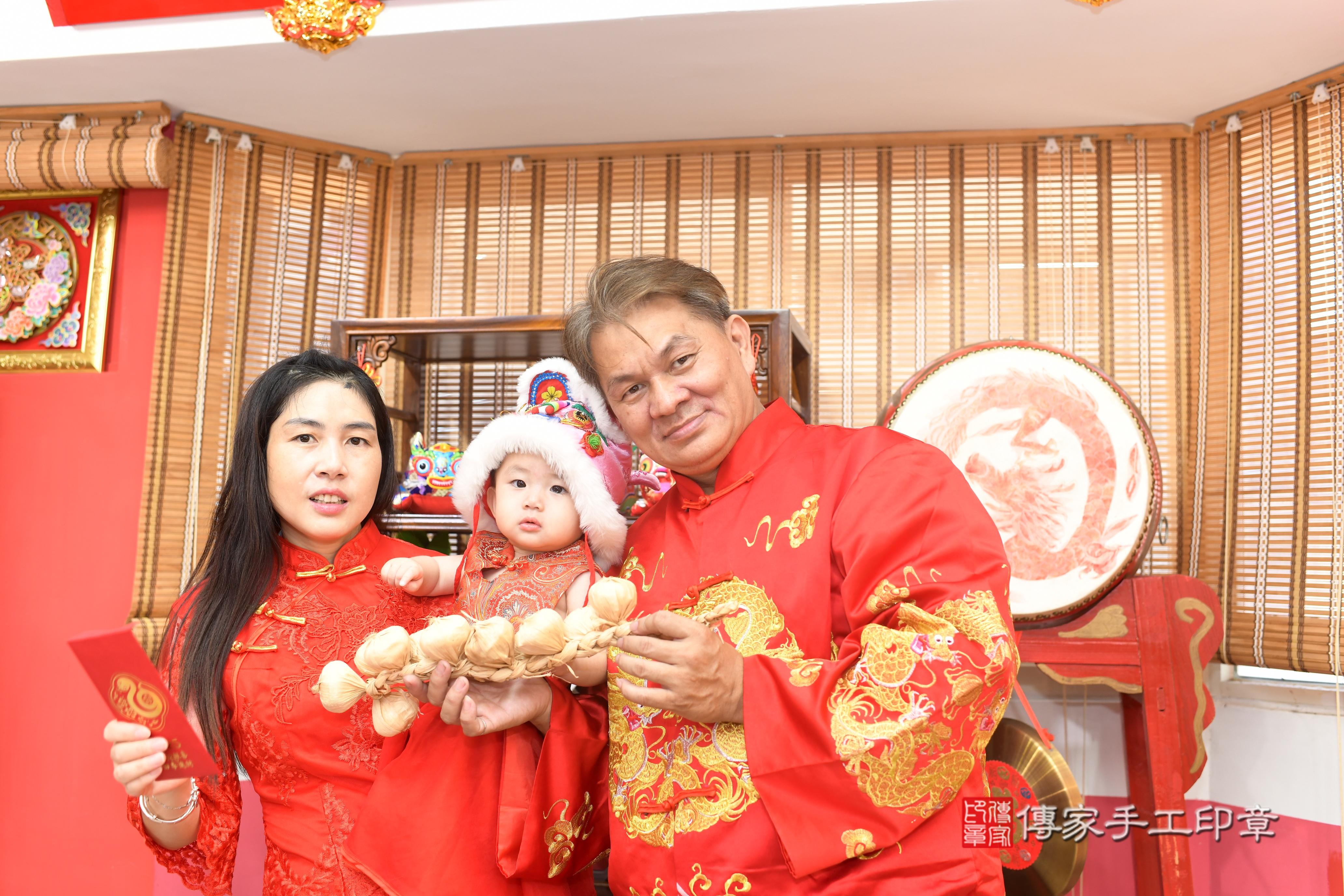 傳家手工印章高雄店、抓周、度脺、中國風會場、傳家嬰兒古禮、吉祥話、抓周道具物品24種、拍照。抓周證書。寶寶抓周、滿周歲、生日快樂、祝福
