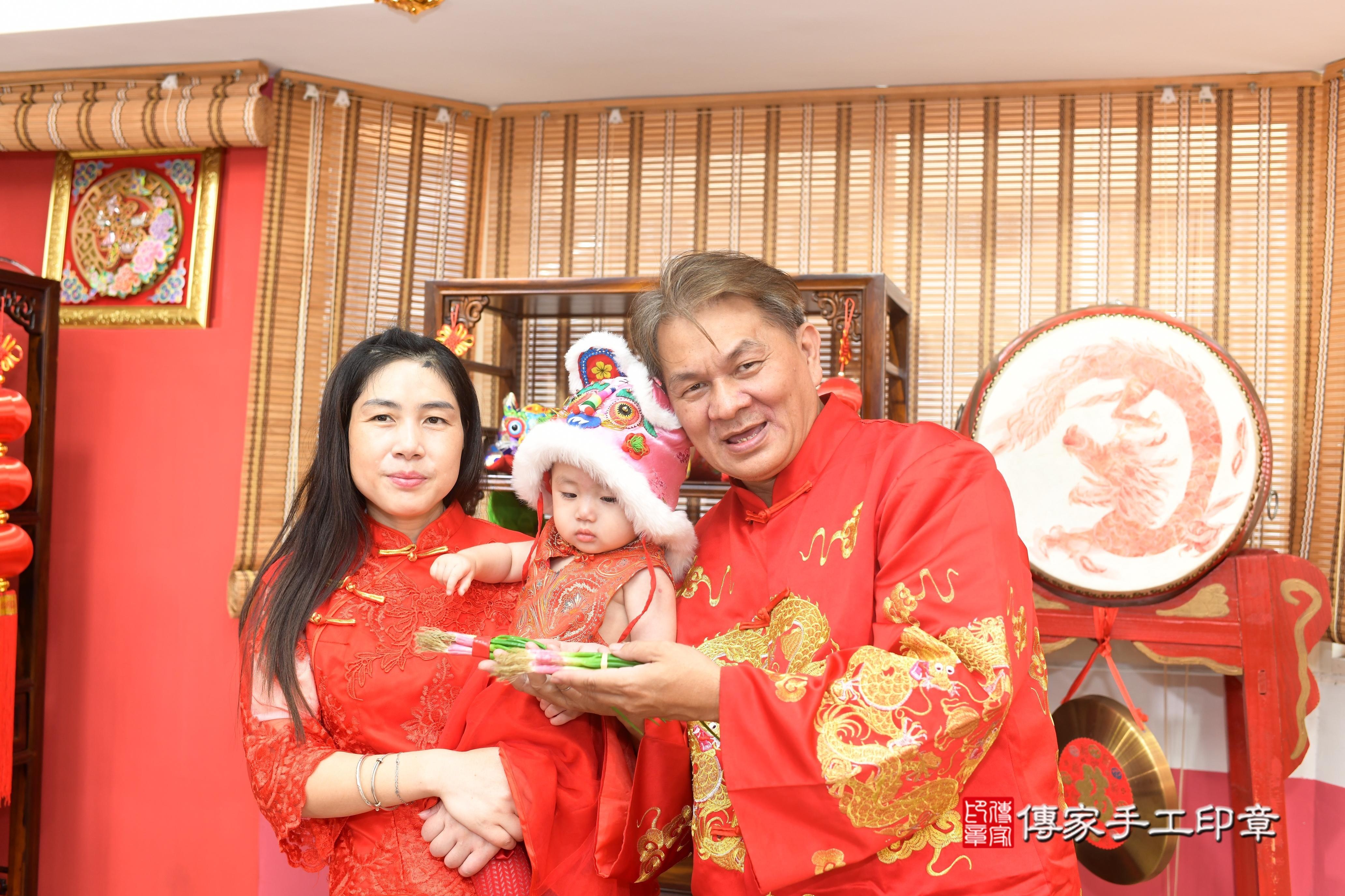 傳家手工印章高雄店、抓周、度脺、中國風會場、傳家嬰兒古禮、吉祥話、抓周道具物品24種、拍照。抓周證書。寶寶抓周、滿周歲、生日快樂、祝福