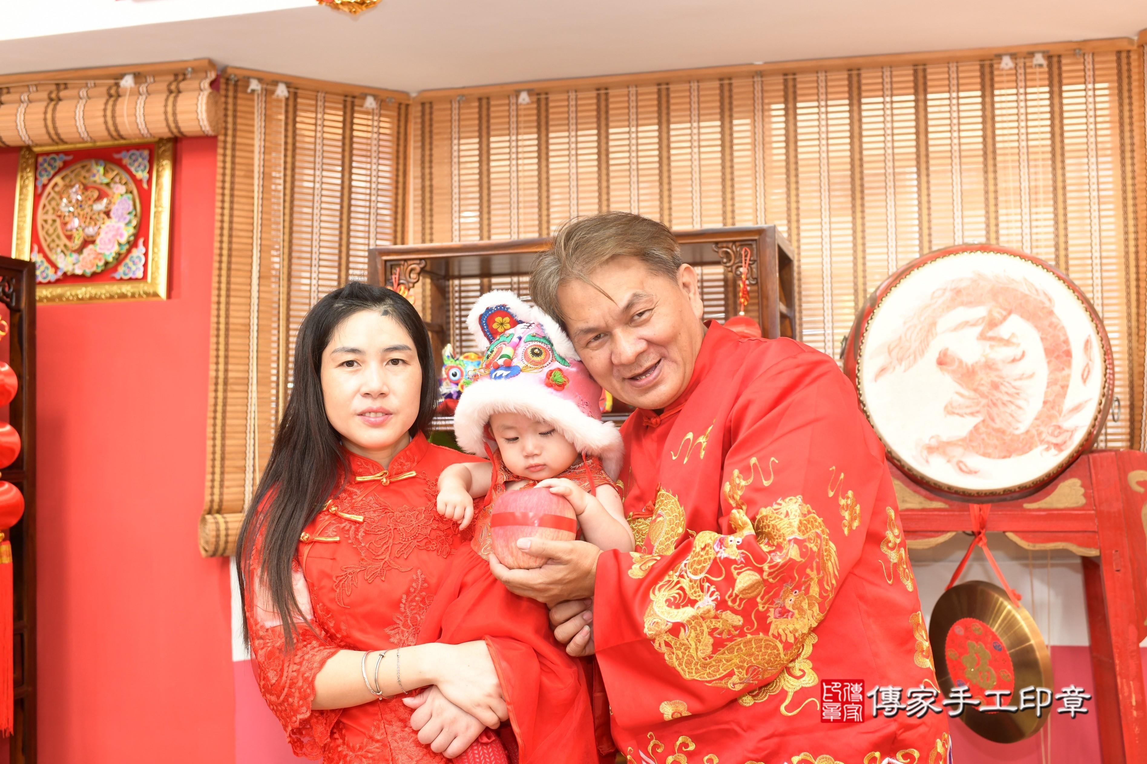 傳家手工印章高雄店、抓周、度脺、中國風會場、傳家嬰兒古禮、吉祥話、抓周道具物品24種、拍照。抓周證書。寶寶抓周、滿周歲、生日快樂、祝福