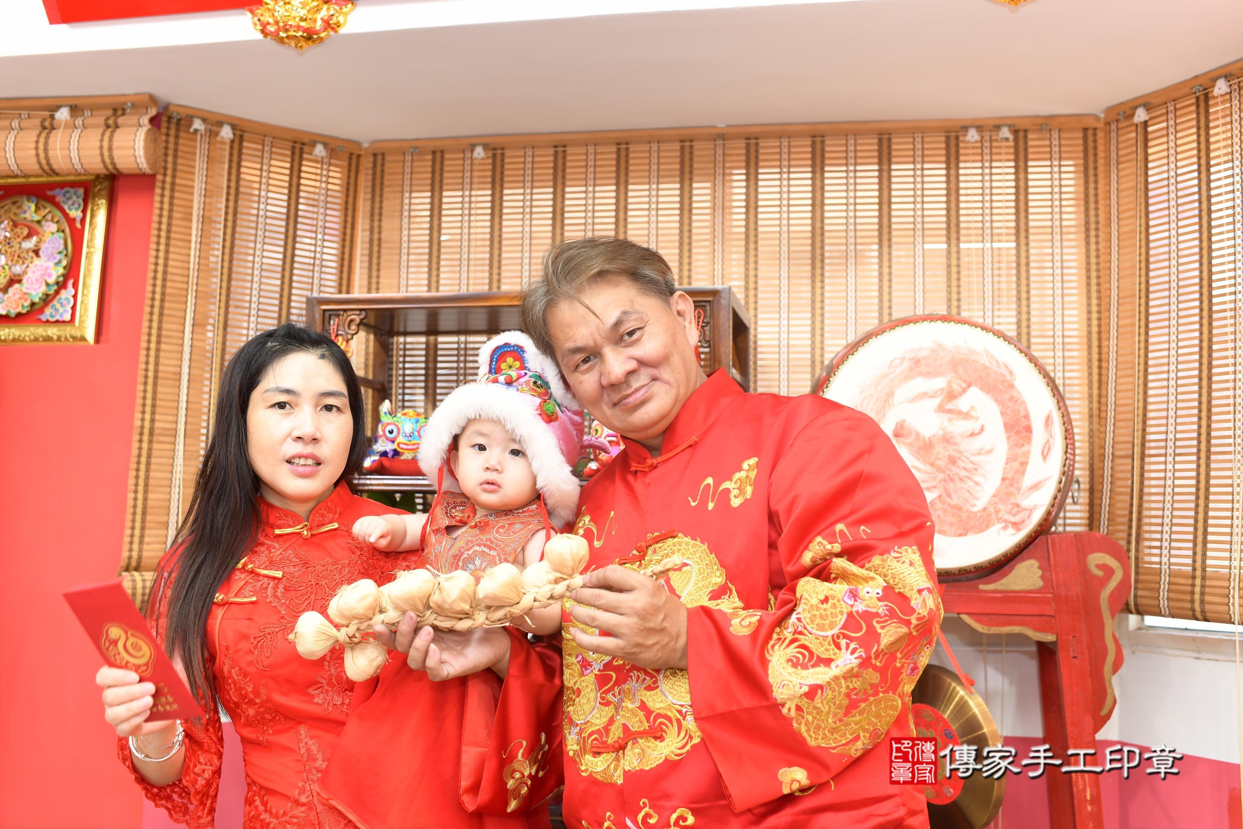 傳家手工印章高雄店、抓周、度脺、中國風會場、傳家嬰兒古禮、吉祥話、抓周道具物品24種、拍照。抓周證書。寶寶抓周、滿周歲、生日快樂、祝福