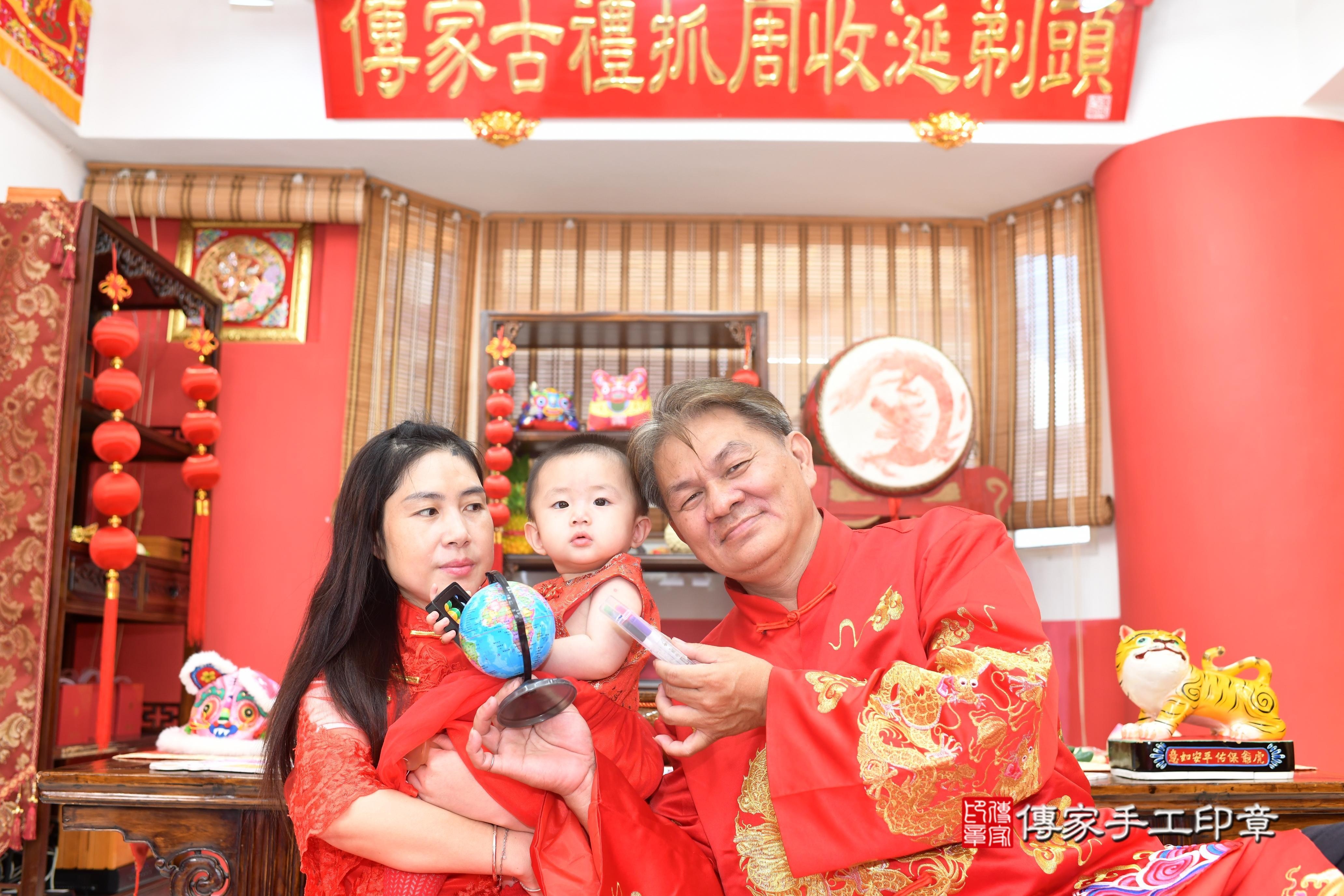 傳家手工印章高雄店、抓周、度脺、中國風會場、傳家嬰兒古禮、吉祥話、抓周道具物品24種、拍照。抓周證書。寶寶抓周、滿周歲、生日快樂、祝福