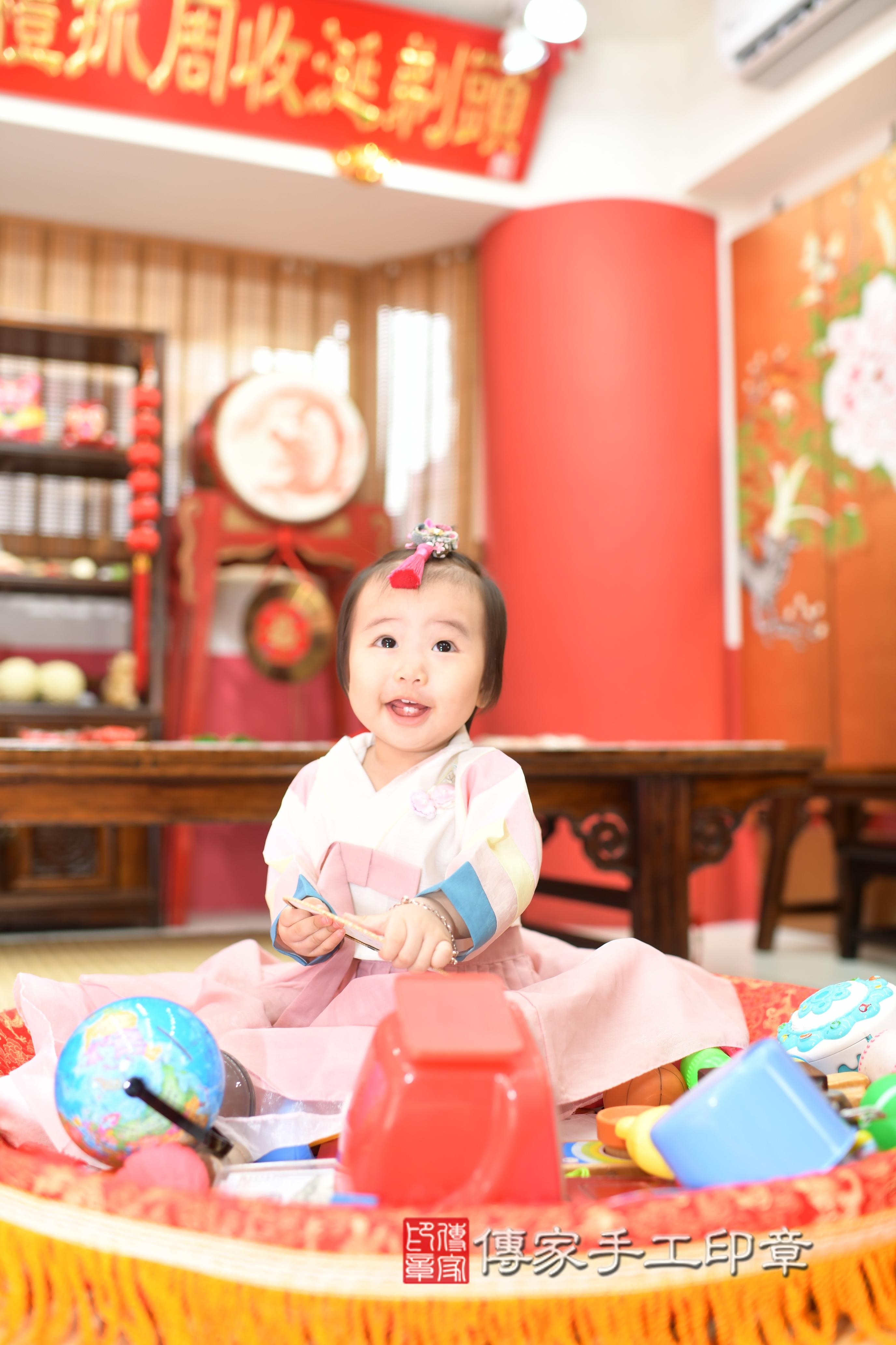 傳家手工印章高雄店、抓周、度脺、中國風會場、傳家嬰兒古禮、吉祥話、抓周道具物品24種、拍照。抓周證書。寶寶抓周、滿周歲、生日快樂、祝福