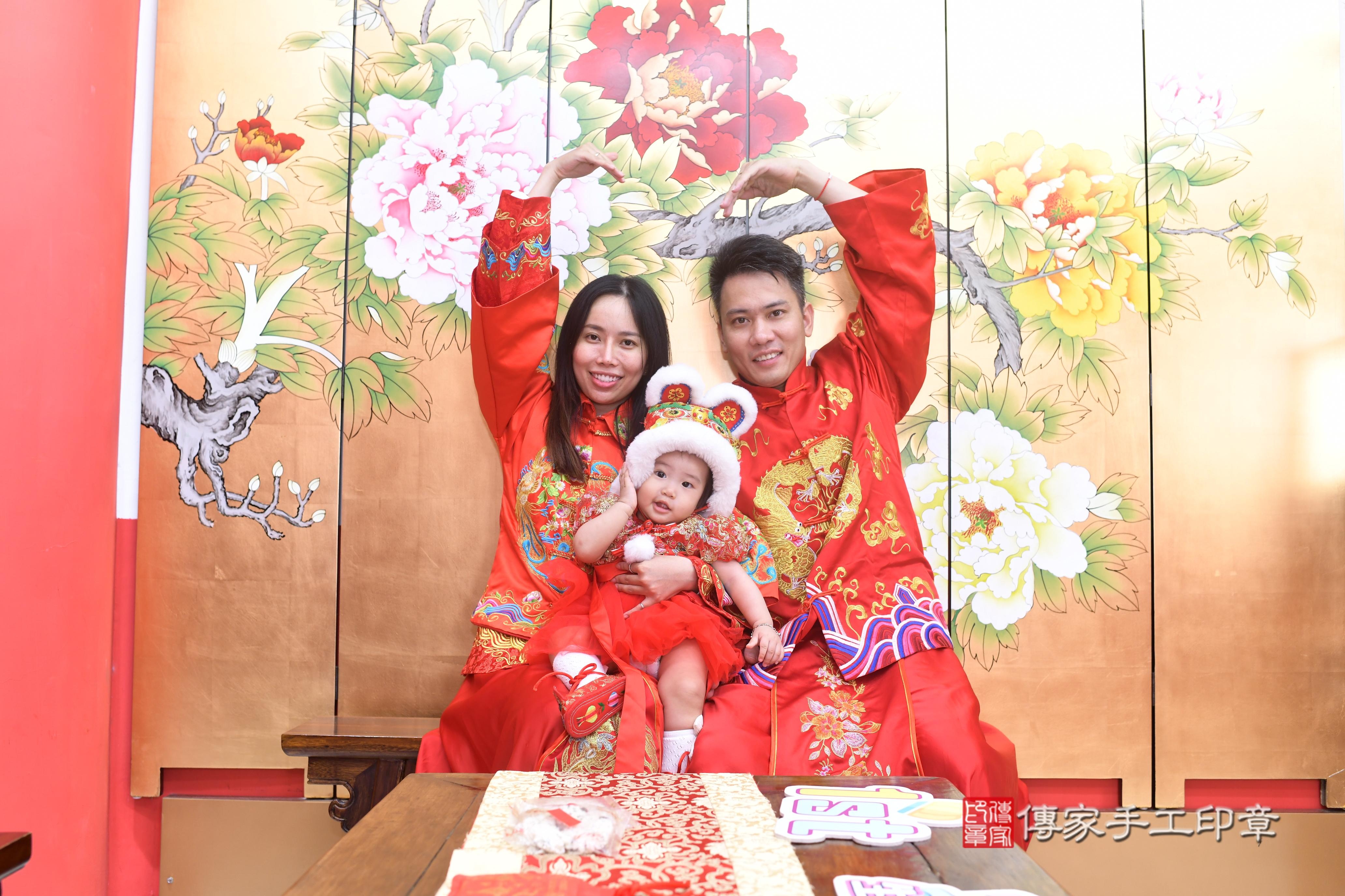 傳家手工印章高雄店、抓周、度脺、中國風會場、傳家嬰兒古禮、吉祥話、抓周道具物品24種、拍照。抓周證書。寶寶抓周、滿周歲、生日快樂、祝福