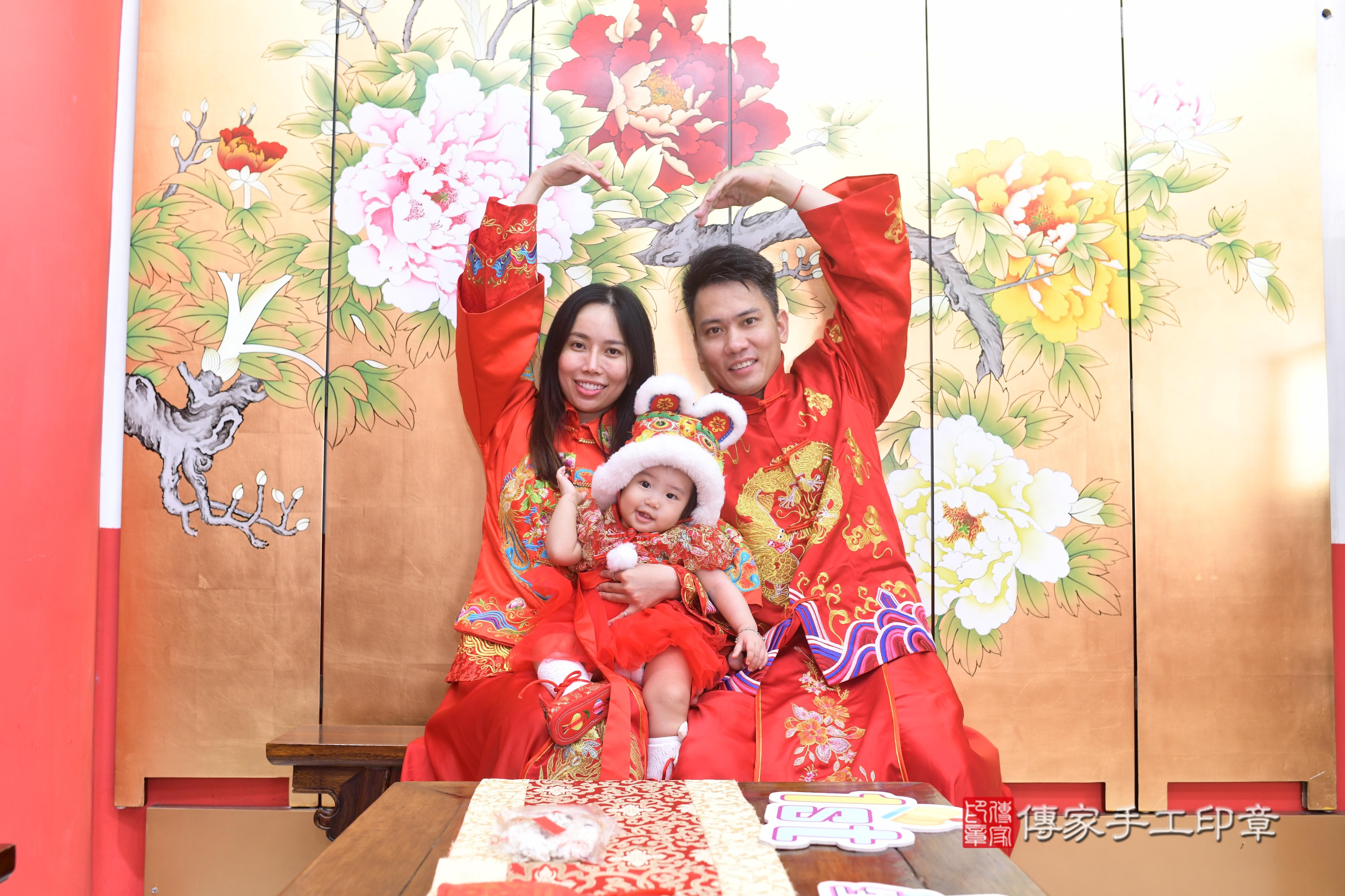 傳家手工印章高雄店、抓周、度脺、中國風會場、傳家嬰兒古禮、吉祥話、抓周道具物品24種、拍照。抓周證書。寶寶抓周、滿周歲、生日快樂、祝福