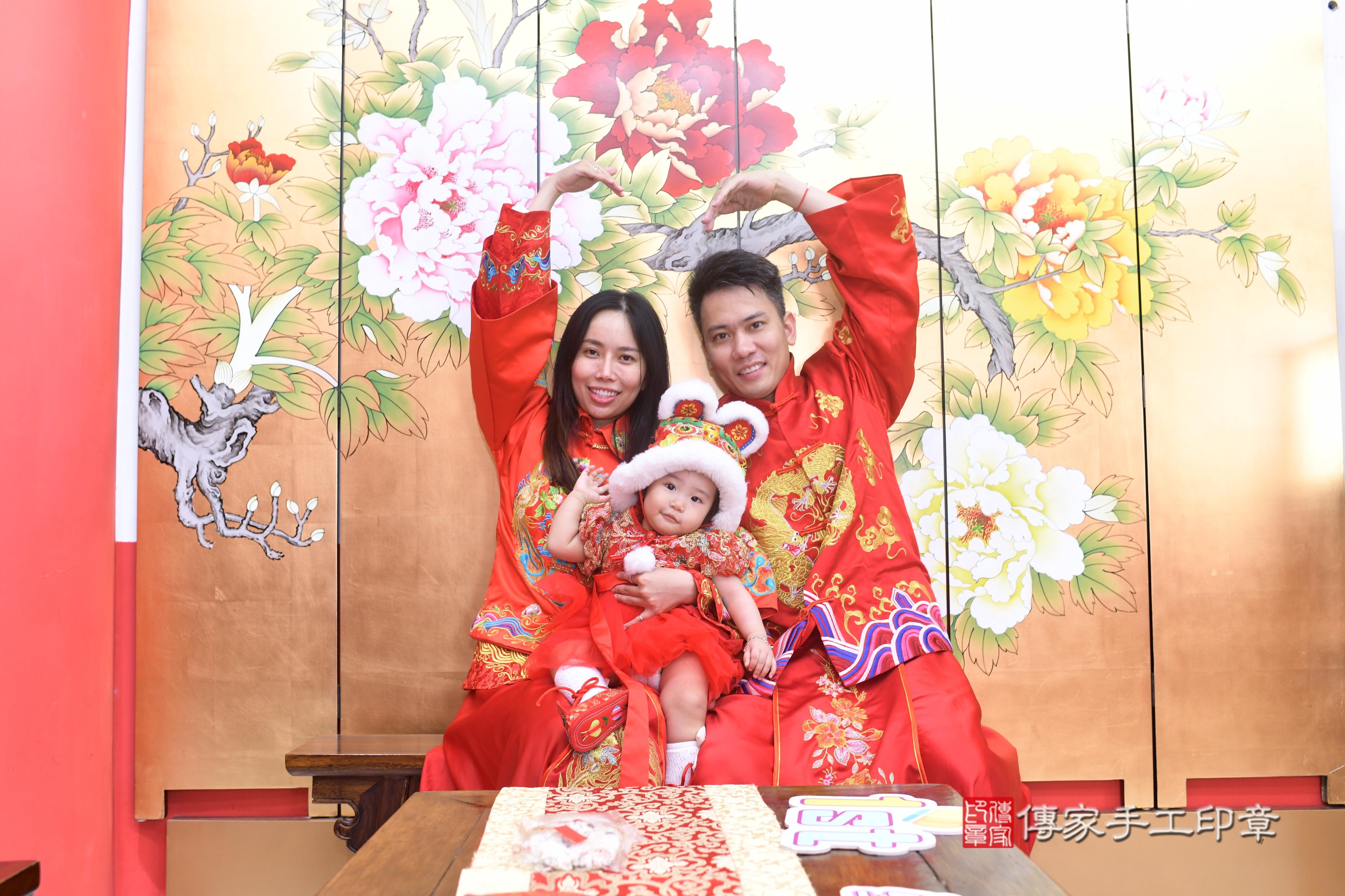 傳家手工印章高雄店、抓周、度脺、中國風會場、傳家嬰兒古禮、吉祥話、抓周道具物品24種、拍照。抓周證書。寶寶抓周、滿周歲、生日快樂、祝福
