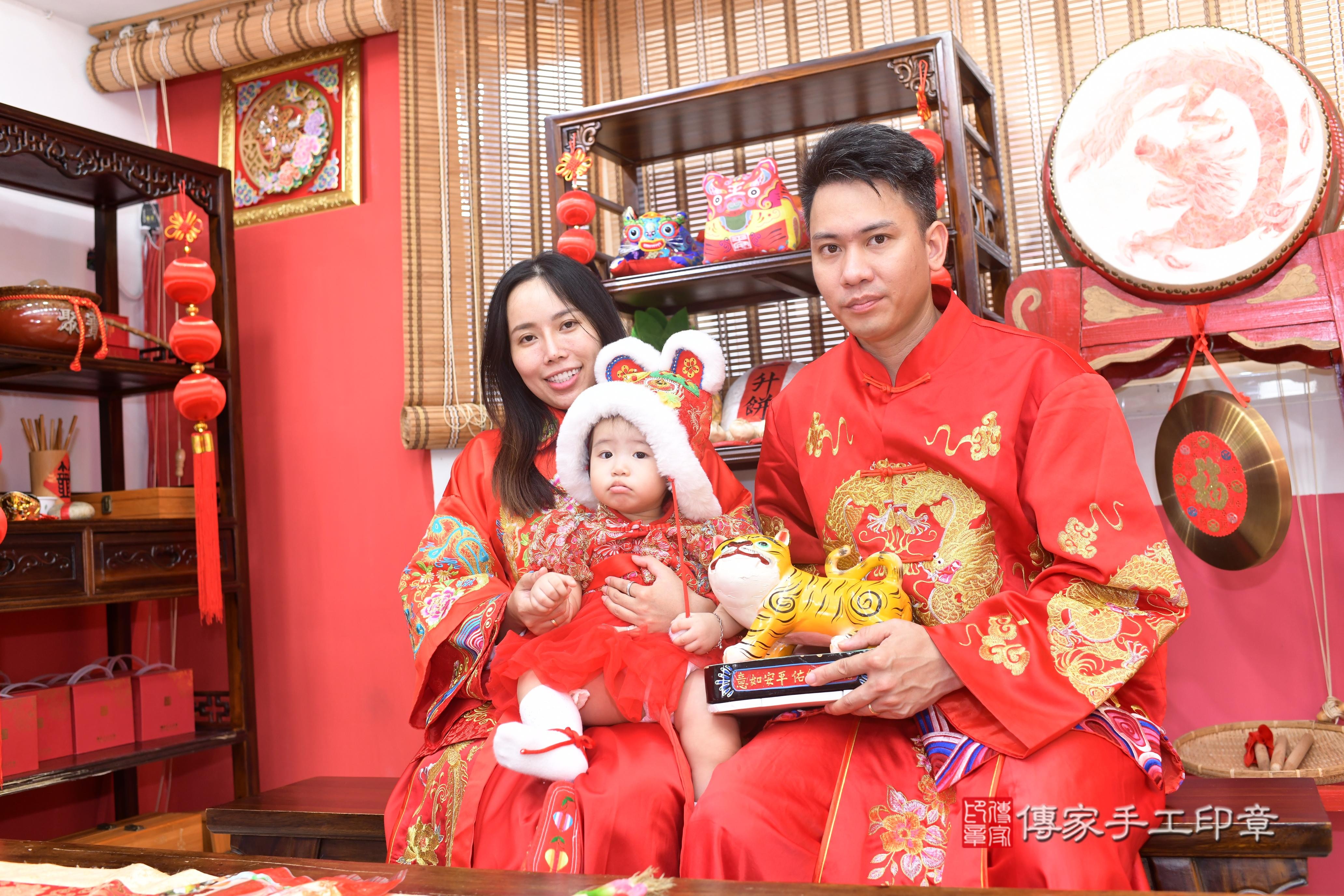 傳家手工印章高雄店、抓周、度脺、中國風會場、傳家嬰兒古禮、吉祥話、抓周道具物品24種、拍照。抓周證書。寶寶抓周、滿周歲、生日快樂、祝福