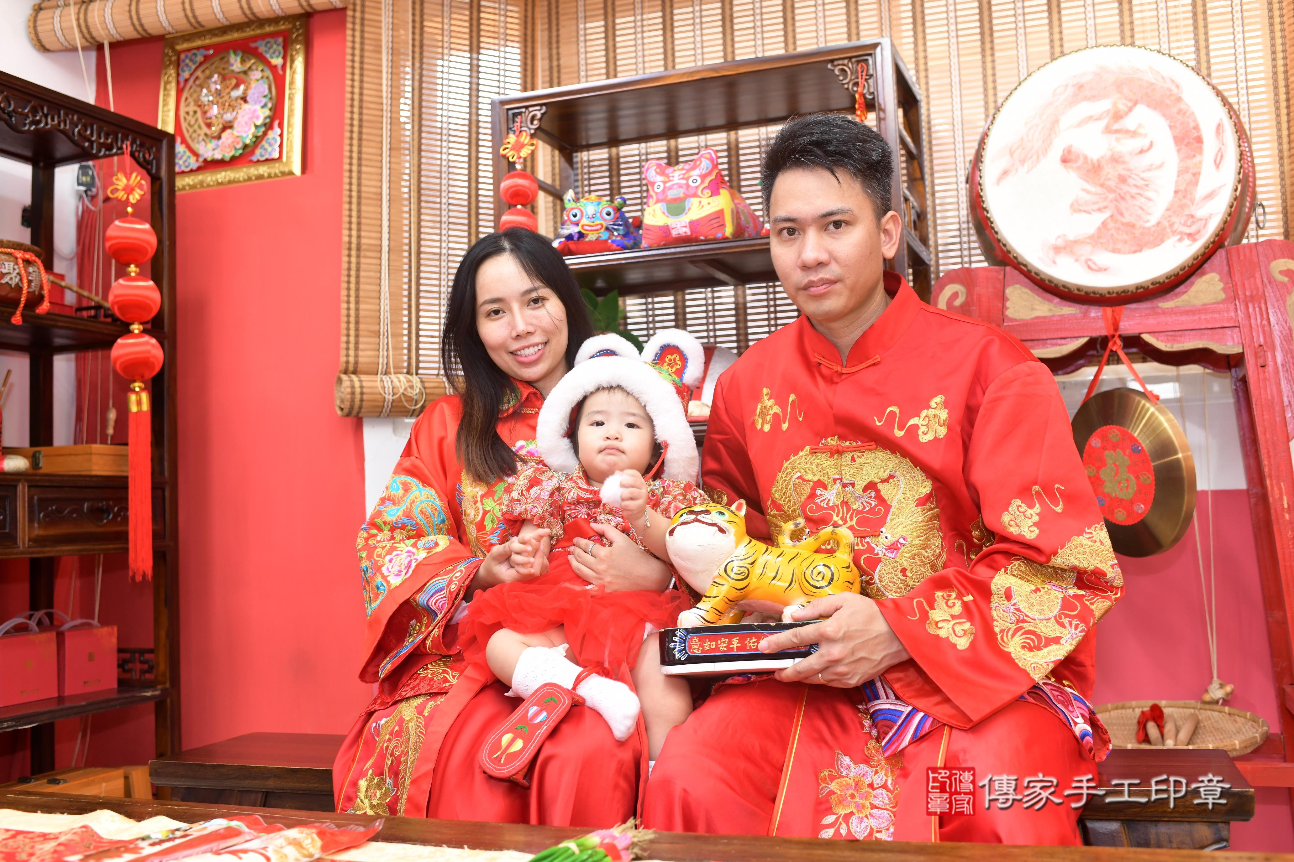 傳家手工印章高雄店、抓周、度脺、中國風會場、傳家嬰兒古禮、吉祥話、抓周道具物品24種、拍照。抓周證書。寶寶抓周、滿周歲、生日快樂、祝福