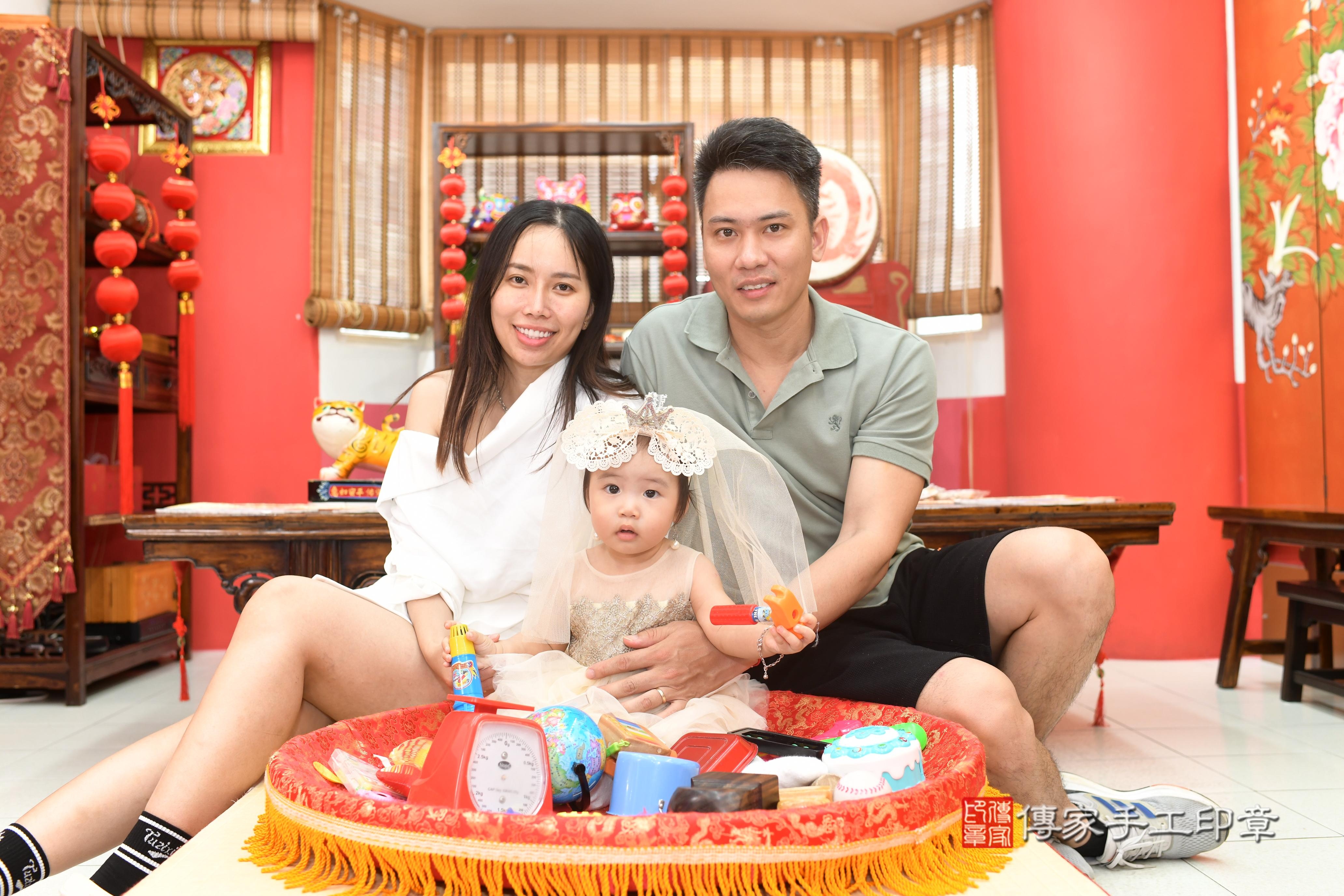 傳家手工印章高雄店、抓周、度脺、中國風會場、傳家嬰兒古禮、吉祥話、抓周道具物品24種、拍照。抓周證書。寶寶抓周、滿周歲、生日快樂、祝福