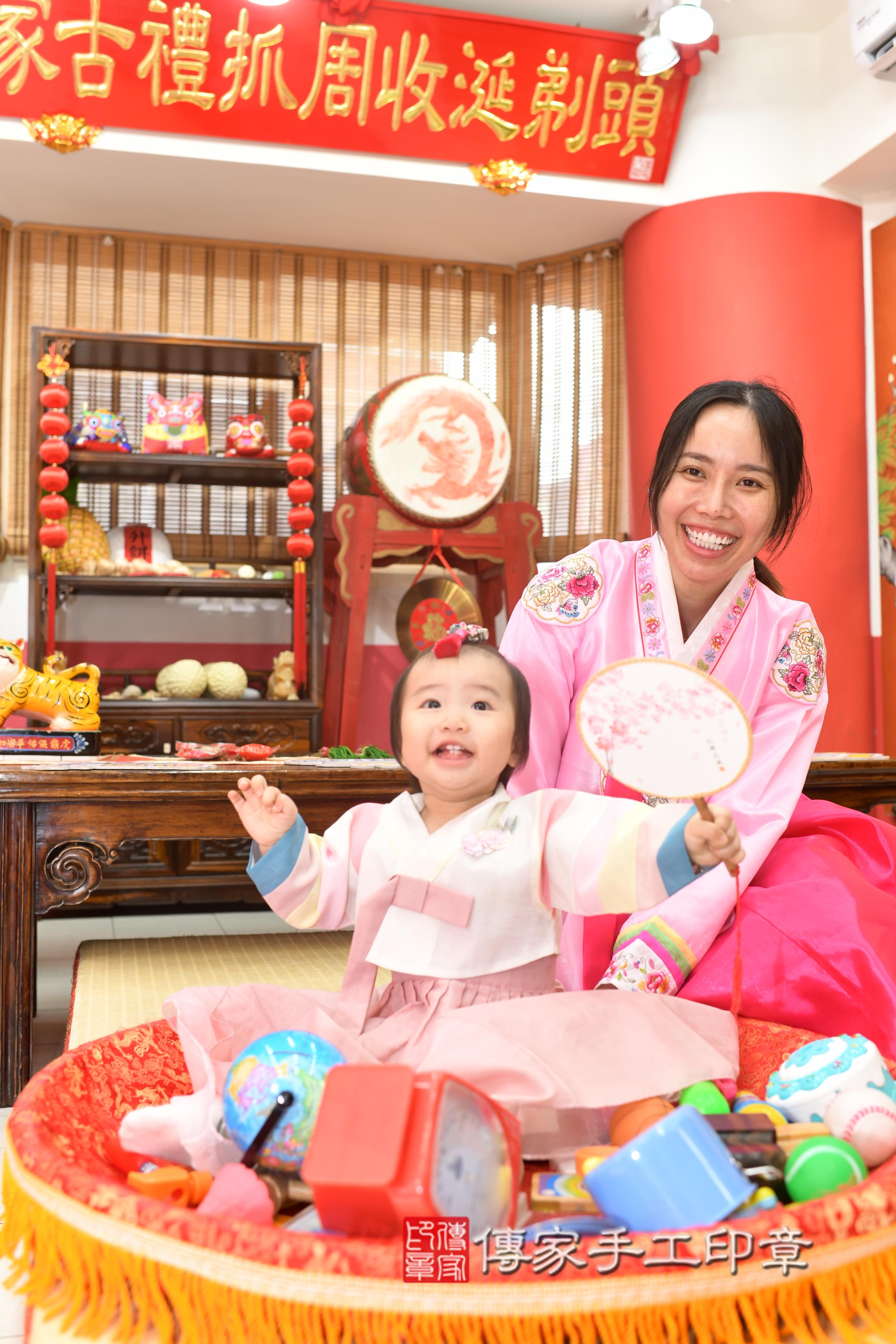 傳家手工印章高雄店、抓周、度脺、中國風會場、傳家嬰兒古禮、吉祥話、抓周道具物品24種、拍照。抓周證書。寶寶抓周、滿周歲、生日快樂、祝福