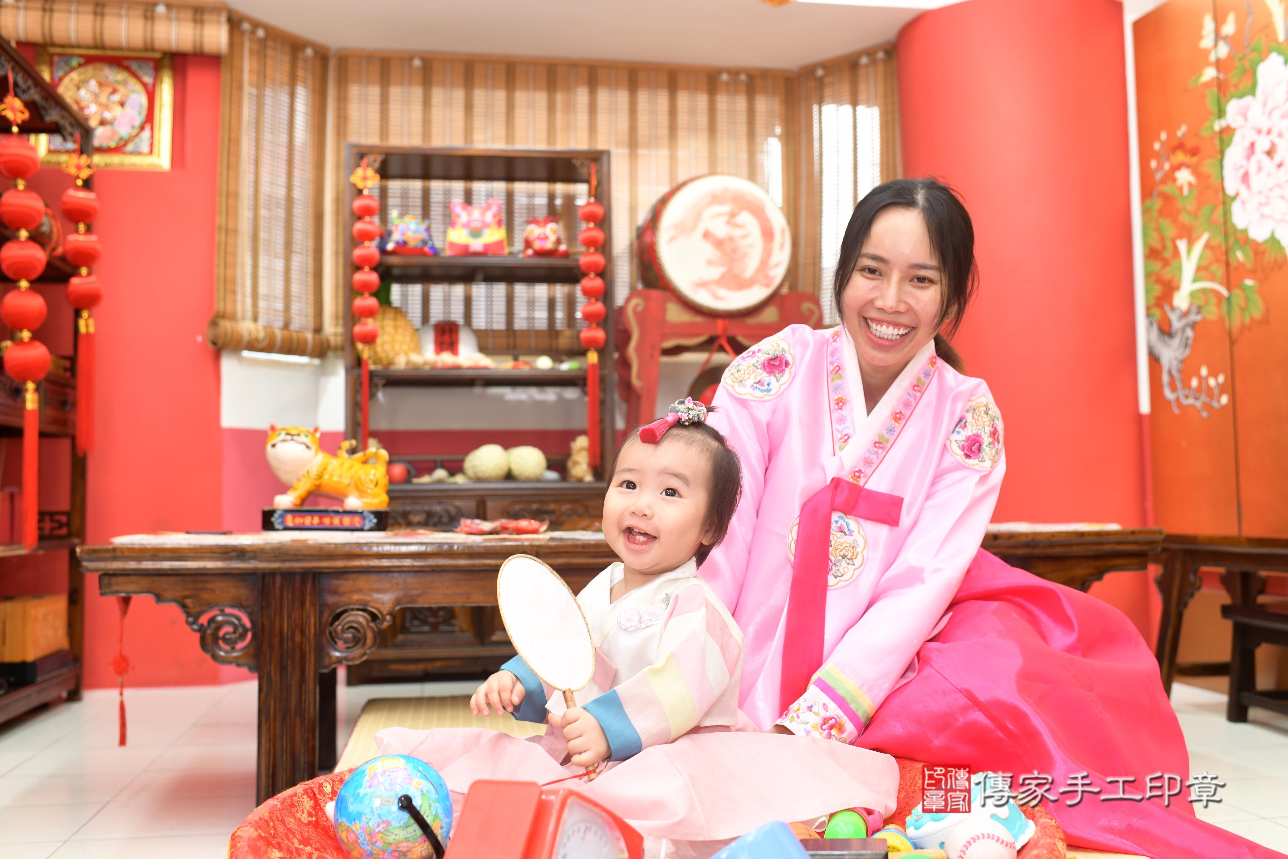傳家手工印章高雄店、抓周、度脺、中國風會場、傳家嬰兒古禮、吉祥話、抓周道具物品24種、拍照。抓周證書。寶寶抓周、滿周歲、生日快樂、祝福