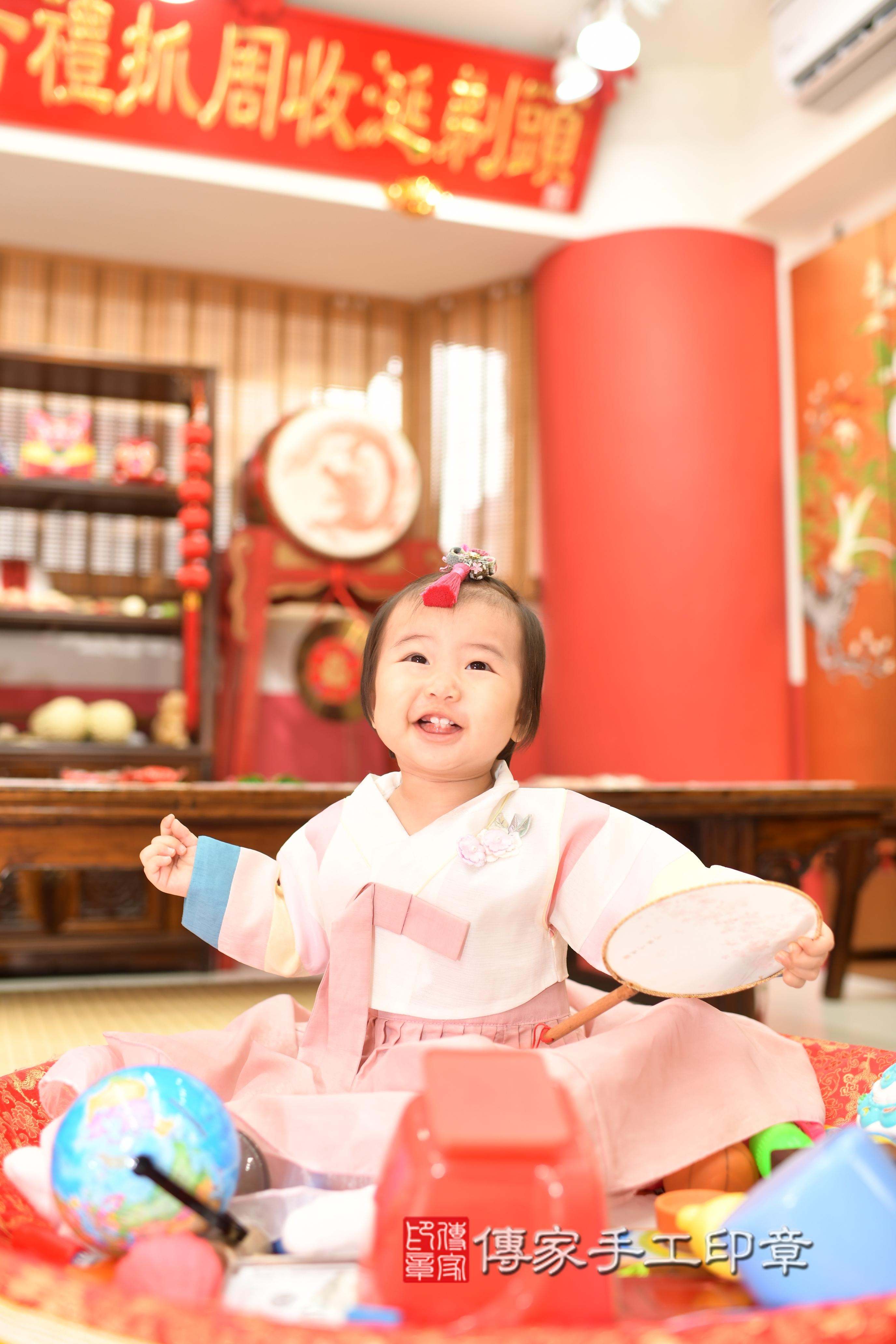 傳家手工印章高雄店、抓周、度脺、中國風會場、傳家嬰兒古禮、吉祥話、抓周道具物品24種、拍照。抓周證書。寶寶抓周、滿周歲、生日快樂、祝福