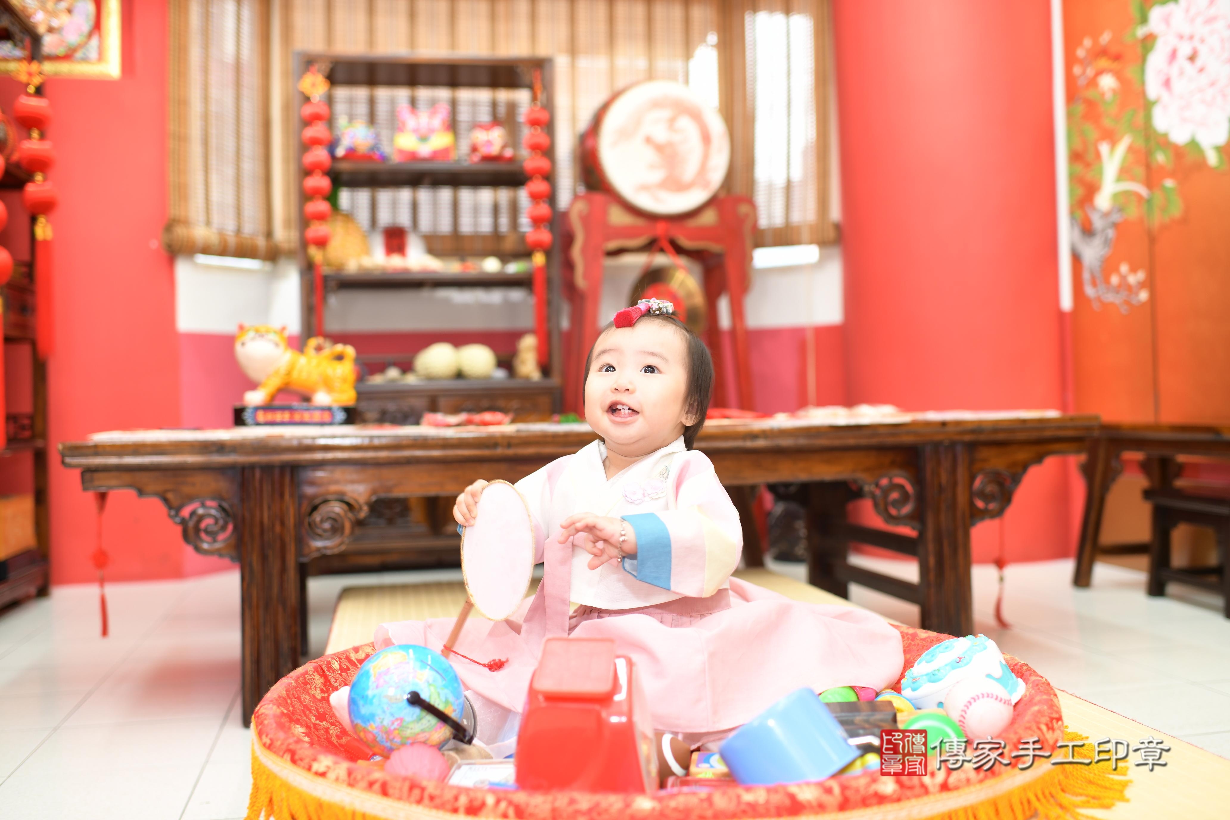 傳家手工印章高雄店、抓周、度脺、中國風會場、傳家嬰兒古禮、吉祥話、抓周道具物品24種、拍照。抓周證書。寶寶抓周、滿周歲、生日快樂、祝福