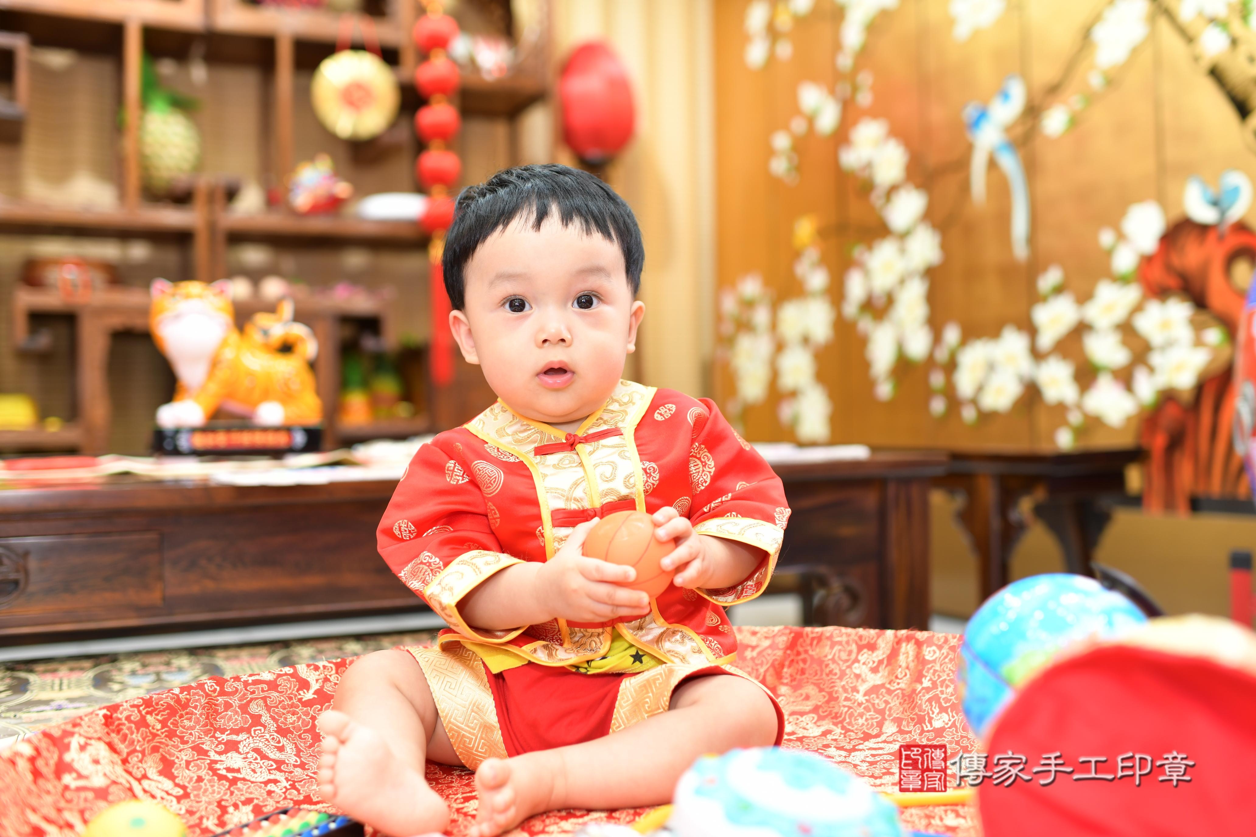 傳家手工印章台南店、抓周、度脺、中國風會場、傳家嬰兒古禮、吉祥話、抓周道具物品24種、拍照。抓周證書。寶寶抓周、滿周歲、生日快樂、祝福