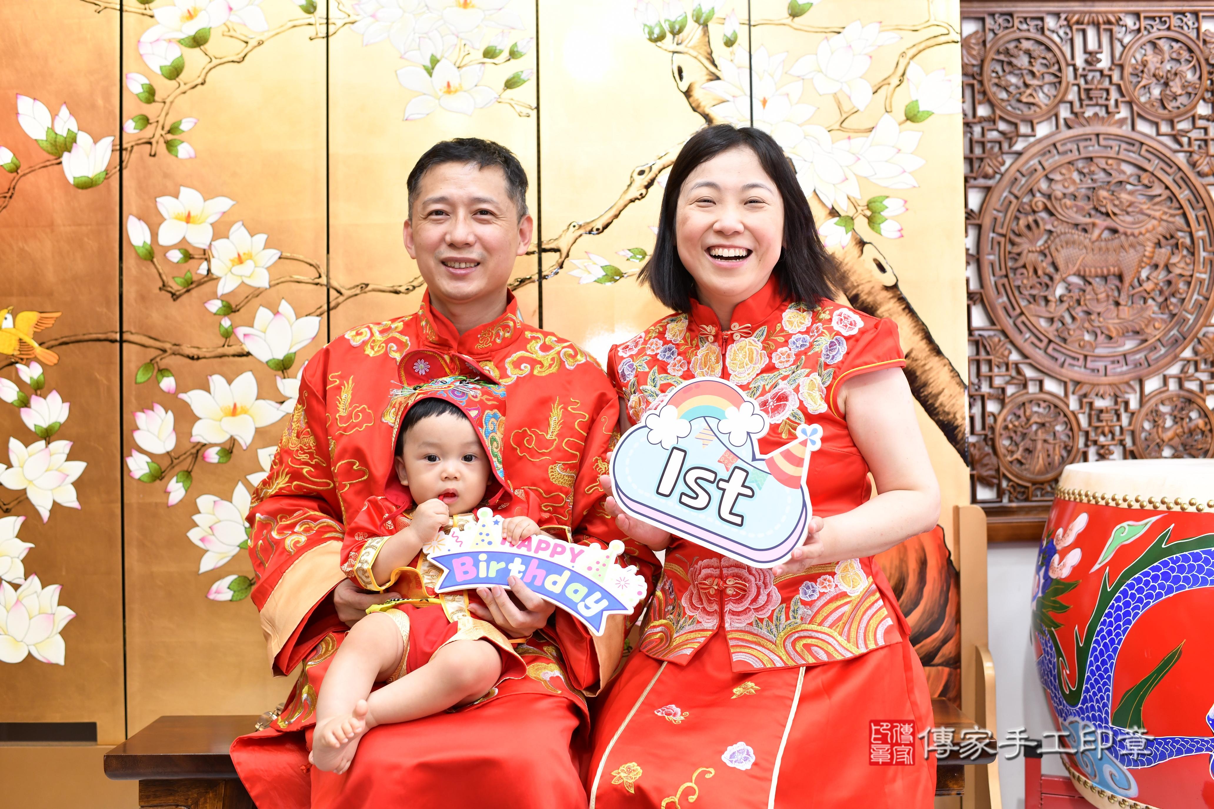 傳家手工印章台南店、抓周、度脺、中國風會場、傳家嬰兒古禮、吉祥話、抓周道具物品24種、拍照。抓周證書。寶寶抓周、滿周歲、生日快樂、祝福