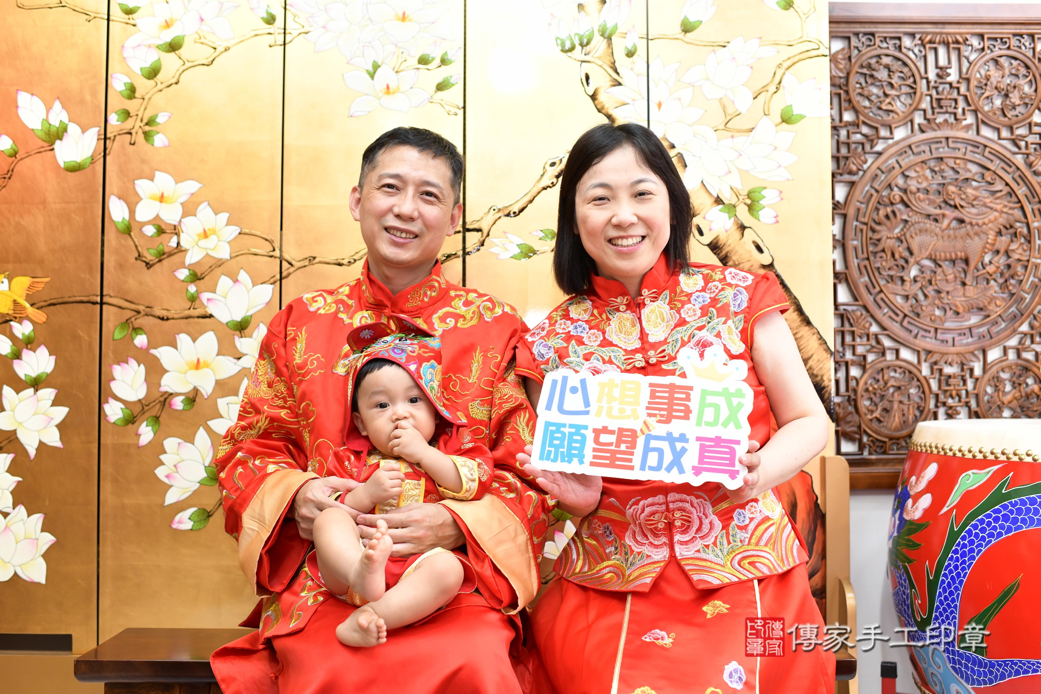 傳家手工印章台南店、抓周、度脺、中國風會場、傳家嬰兒古禮、吉祥話、抓周道具物品24種、拍照。抓周證書。寶寶抓周、滿周歲、生日快樂、祝福