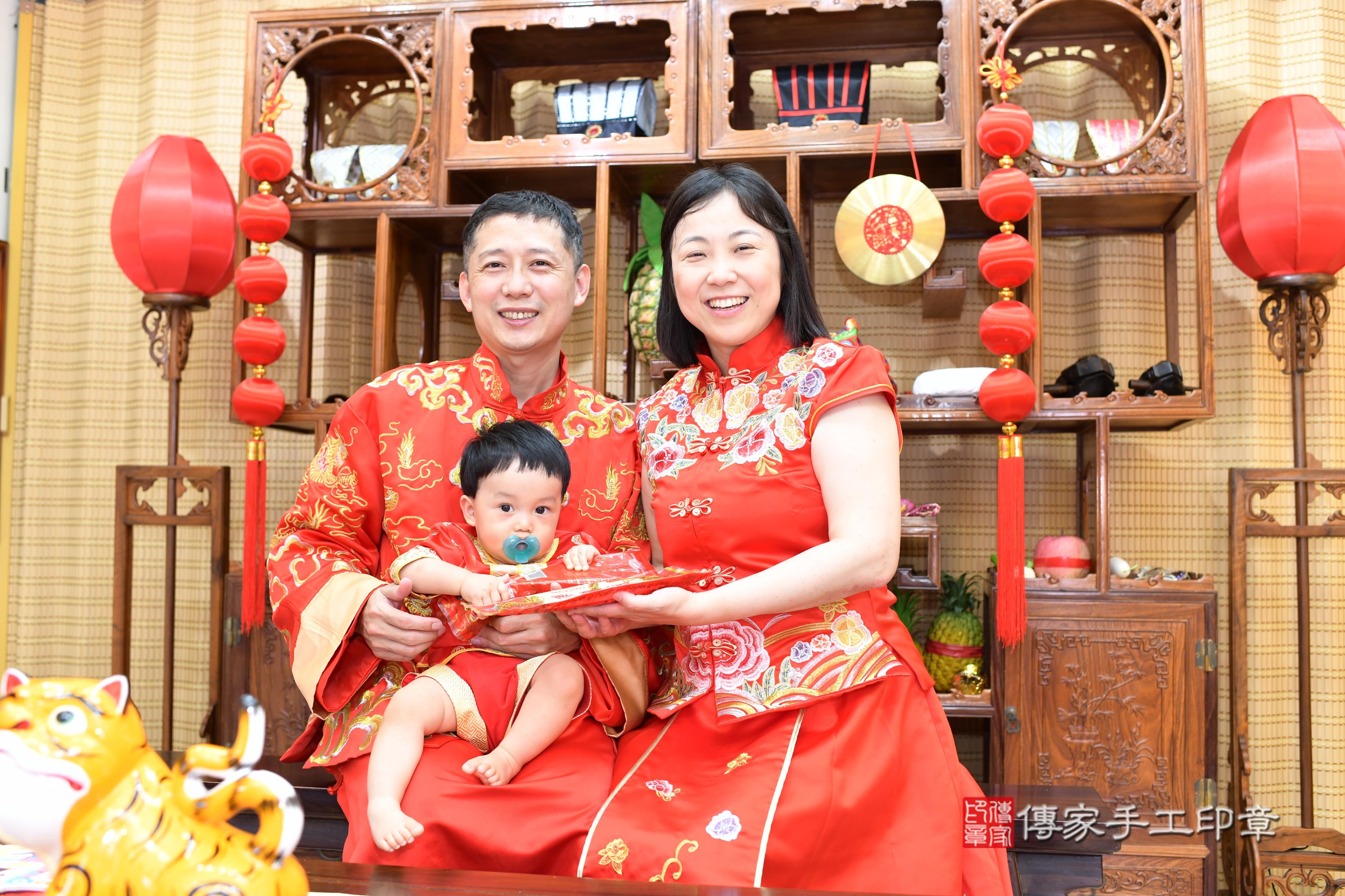 傳家手工印章台南店、抓周、度脺、中國風會場、傳家嬰兒古禮、吉祥話、抓周道具物品24種、拍照。抓周證書。寶寶抓周、滿周歲、生日快樂、祝福