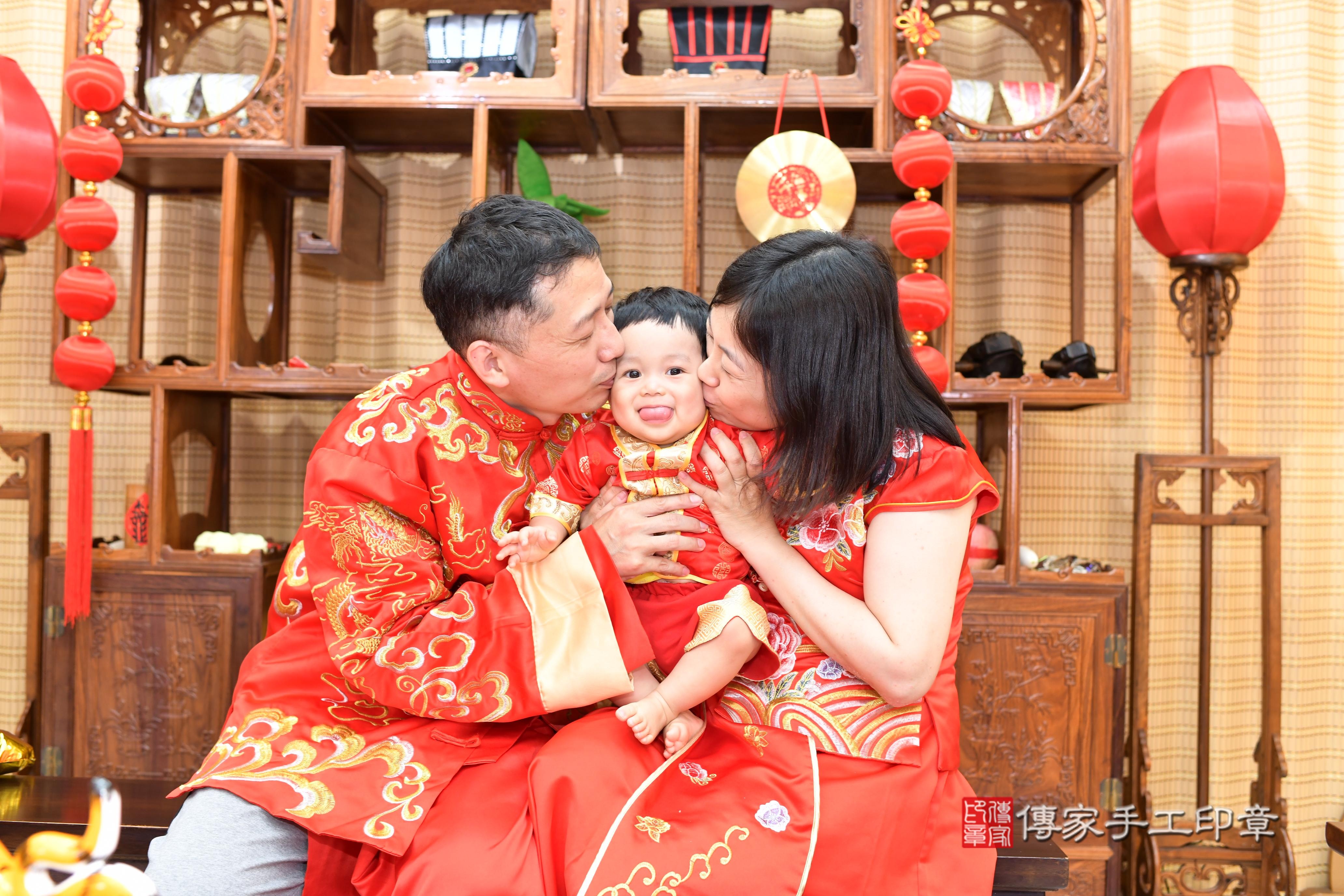 傳家手工印章台南店、抓周、度脺、中國風會場、傳家嬰兒古禮、吉祥話、抓周道具物品24種、拍照。抓周證書。寶寶抓周、滿周歲、生日快樂、祝福