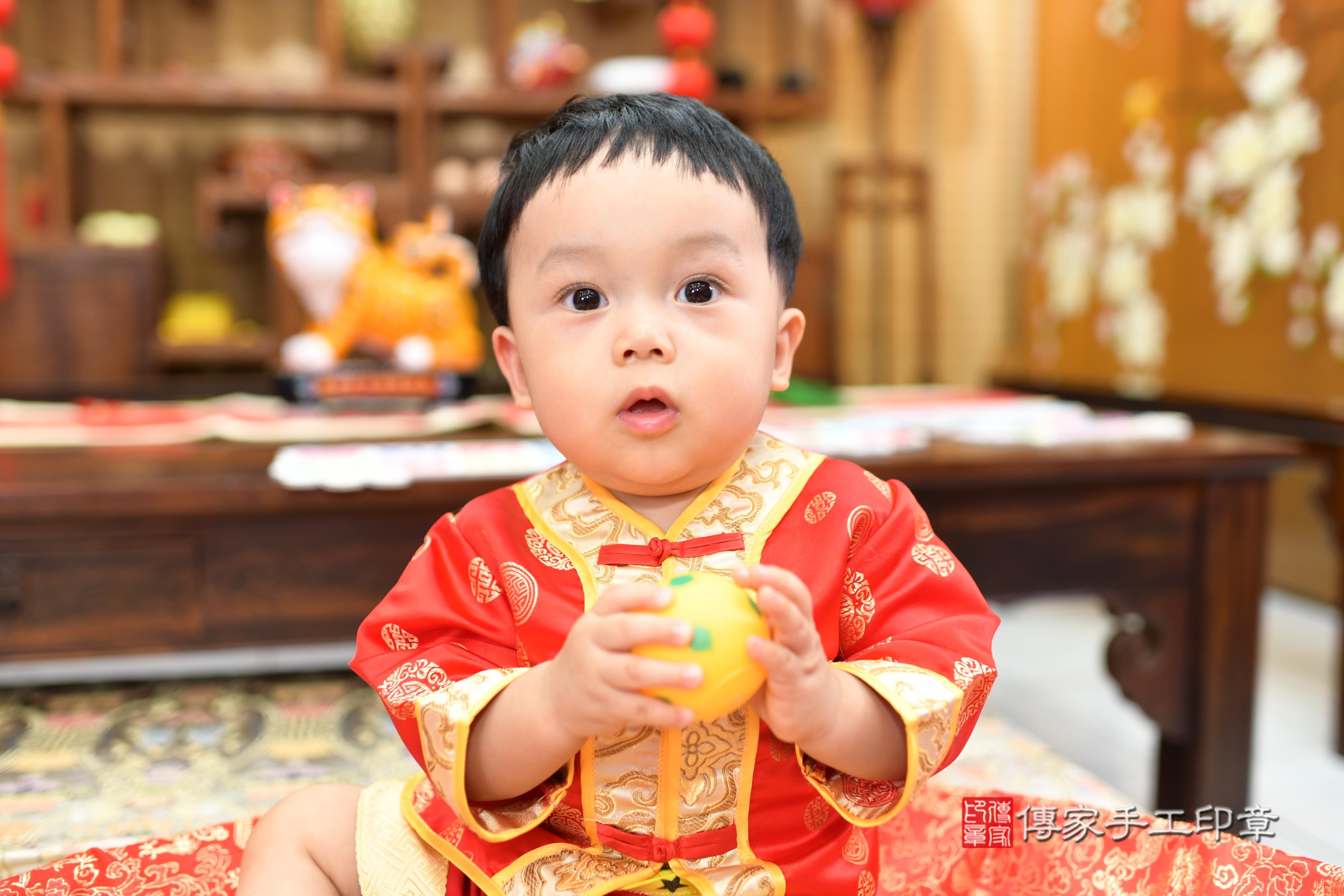 傳家手工印章台南店、抓周、度脺、中國風會場、傳家嬰兒古禮、吉祥話、抓周道具物品24種、拍照。抓周證書。寶寶抓周、滿周歲、生日快樂、祝福