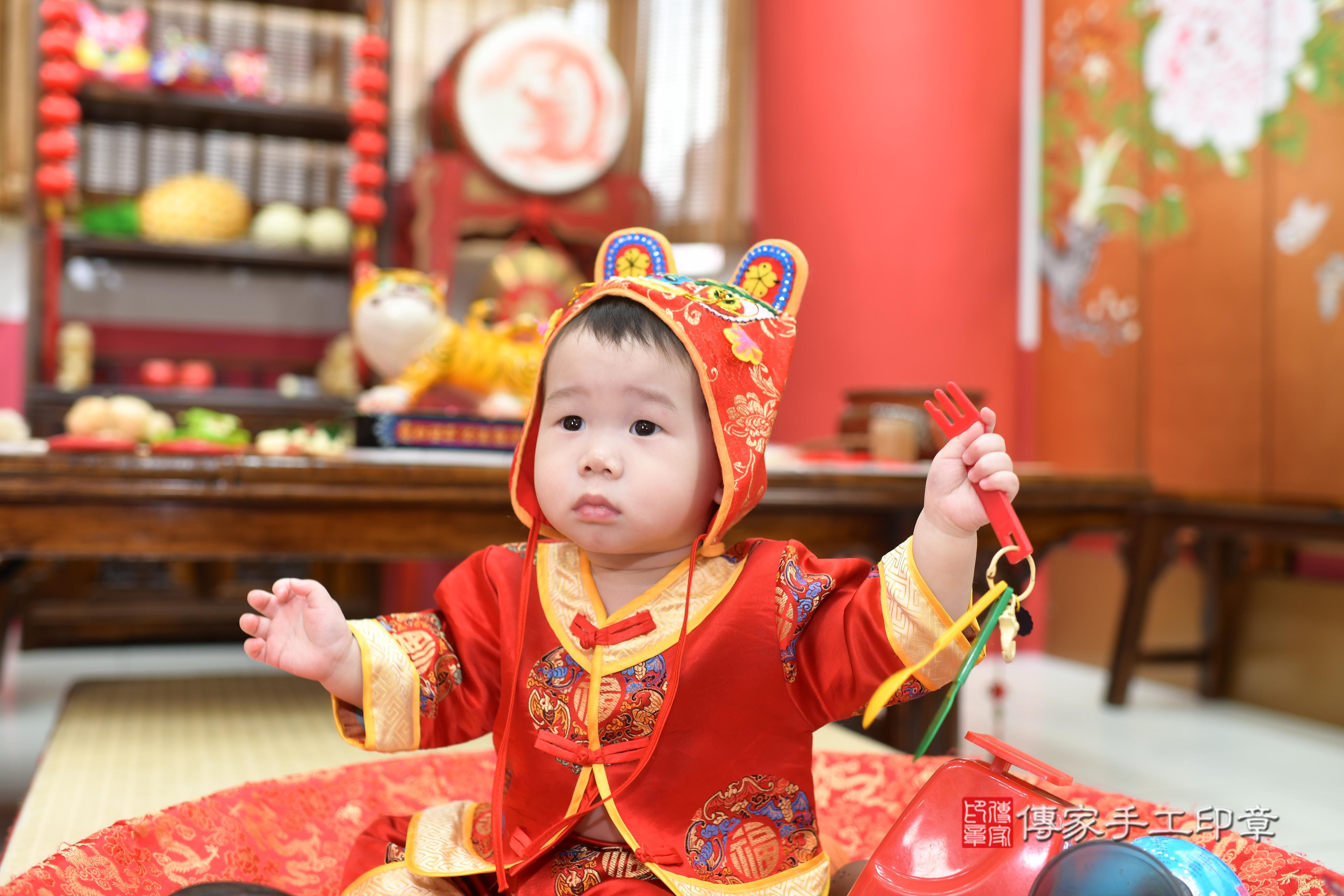 傳家手工印章高雄店、抓周、度脺、中國風會場、傳家嬰兒古禮、吉祥話、抓周道具物品24種、拍照。抓周證書。寶寶抓周、滿周歲、生日快樂、祝福