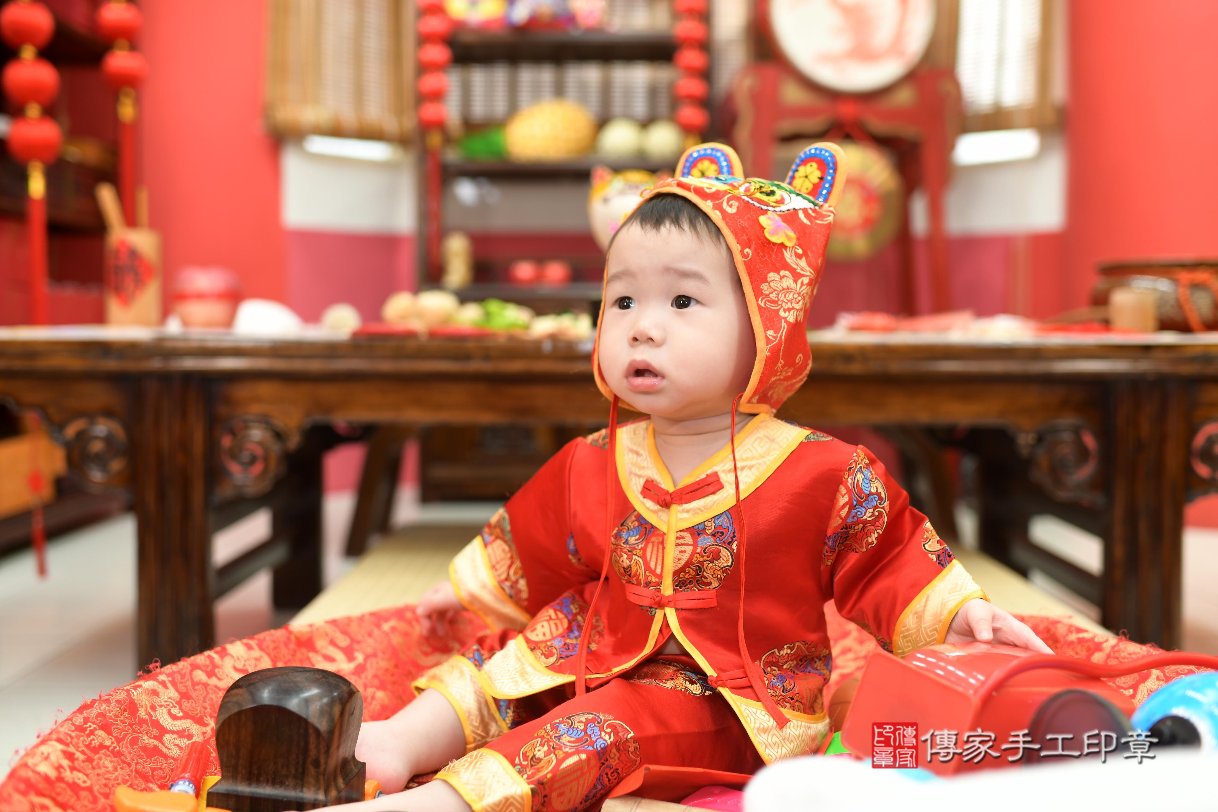 傳家手工印章高雄店、抓周、度脺、中國風會場、傳家嬰兒古禮、吉祥話、抓周道具物品24種、拍照。抓周證書。寶寶抓周、滿周歲、生日快樂、祝福