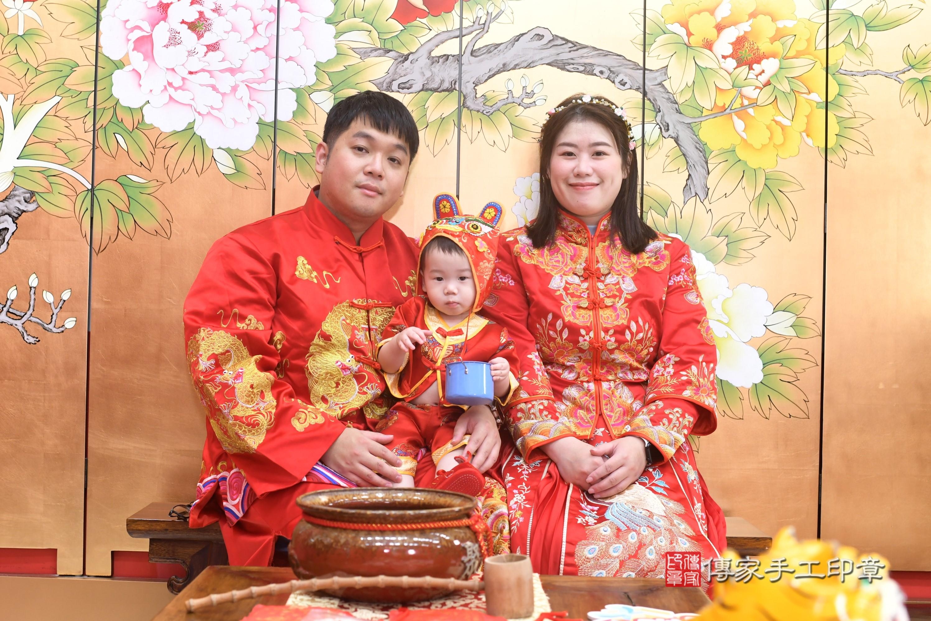 傳家手工印章高雄店、抓周、度脺、中國風會場、傳家嬰兒古禮、吉祥話、抓周道具物品24種、拍照。抓周證書。寶寶抓周、滿周歲、生日快樂、祝福