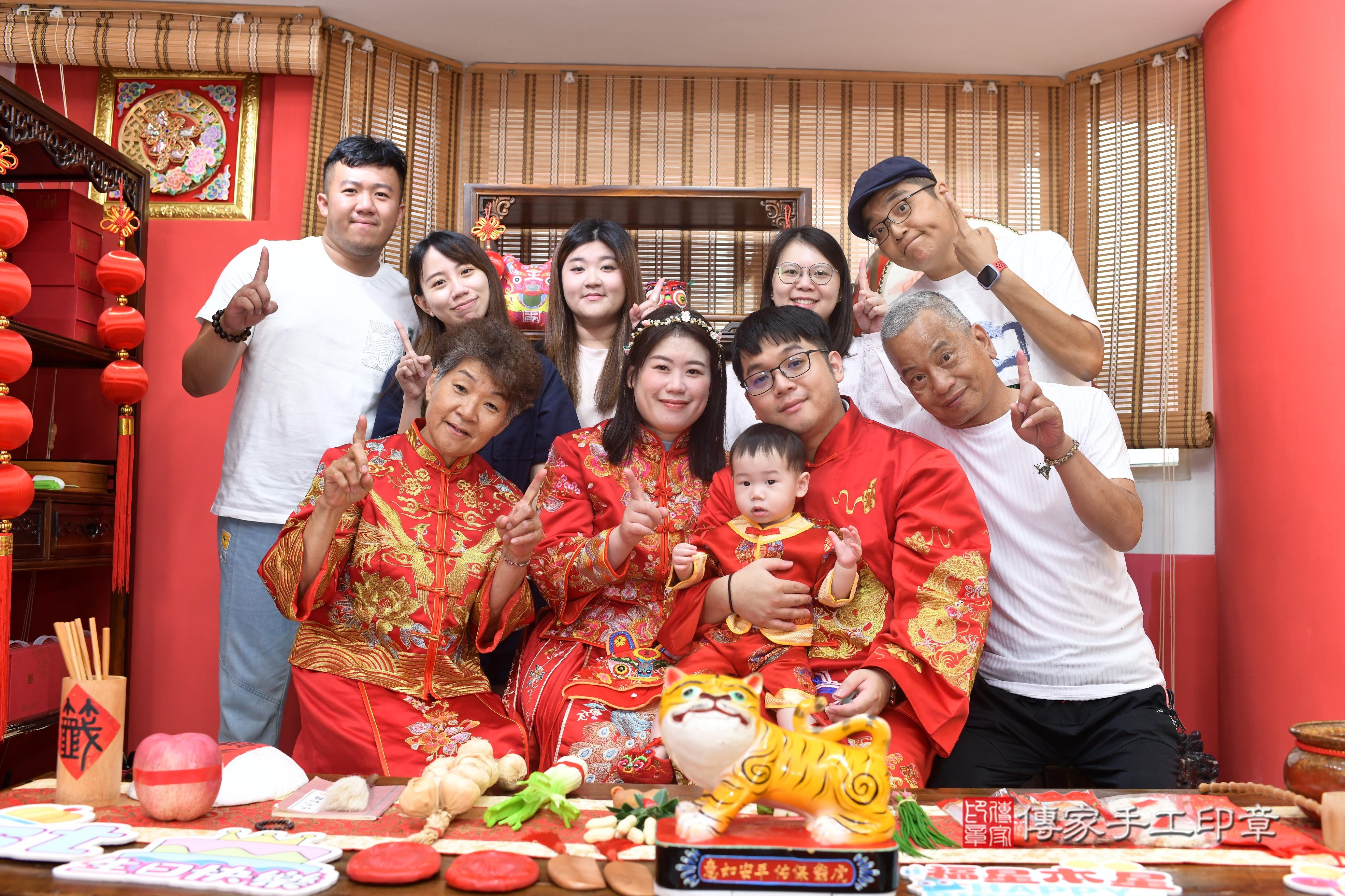 傳家手工印章高雄店、抓周、度脺、中國風會場、傳家嬰兒古禮、吉祥話、抓周道具物品24種、拍照。抓周證書。寶寶抓周、滿周歲、生日快樂、祝福