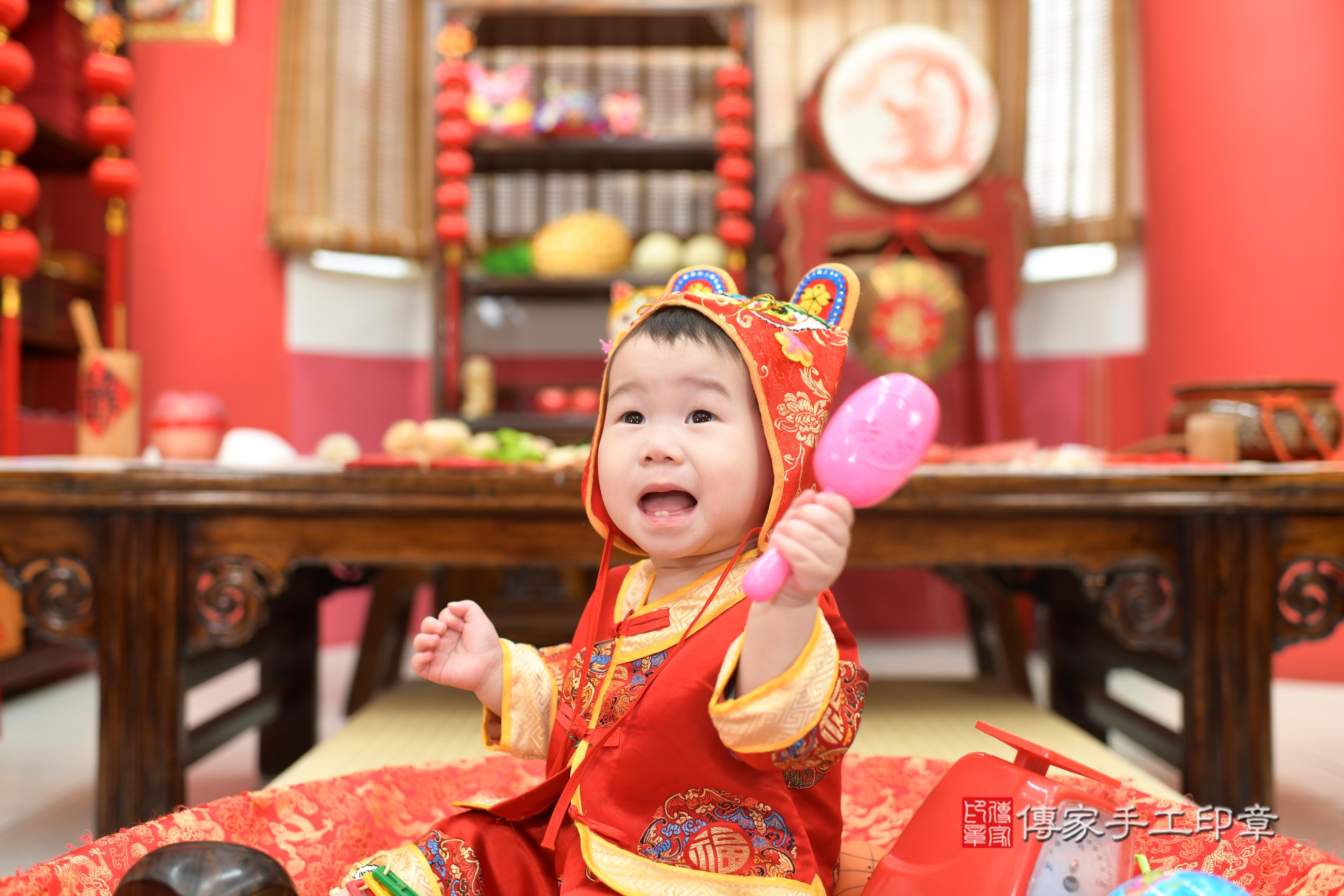 傳家手工印章高雄店、抓周、度脺、中國風會場、傳家嬰兒古禮、吉祥話、抓周道具物品24種、拍照。抓周證書。寶寶抓周、滿周歲、生日快樂、祝福
