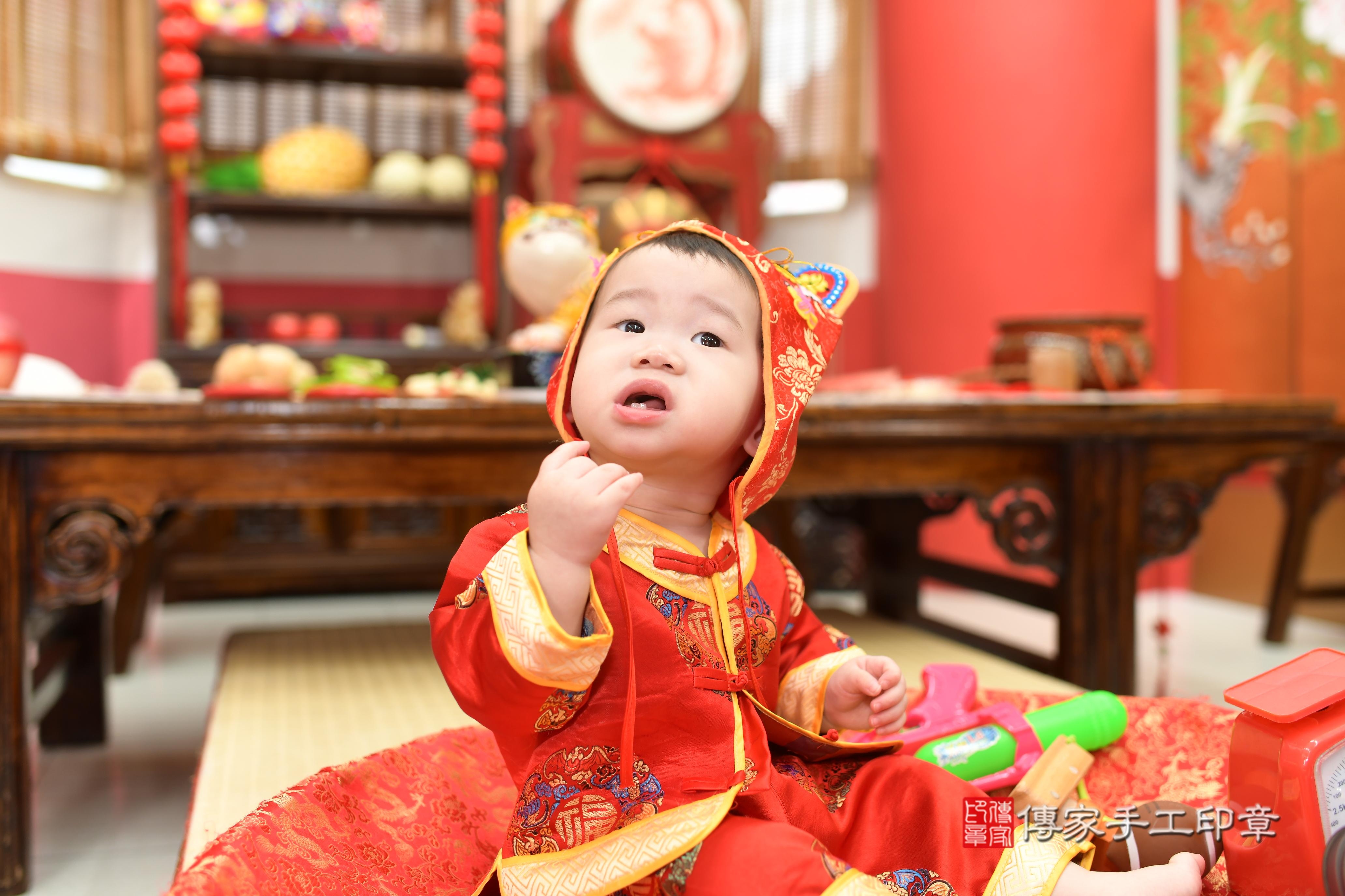 傳家手工印章高雄店、抓周、度脺、中國風會場、傳家嬰兒古禮、吉祥話、抓周道具物品24種、拍照。抓周證書。寶寶抓周、滿周歲、生日快樂、祝福
