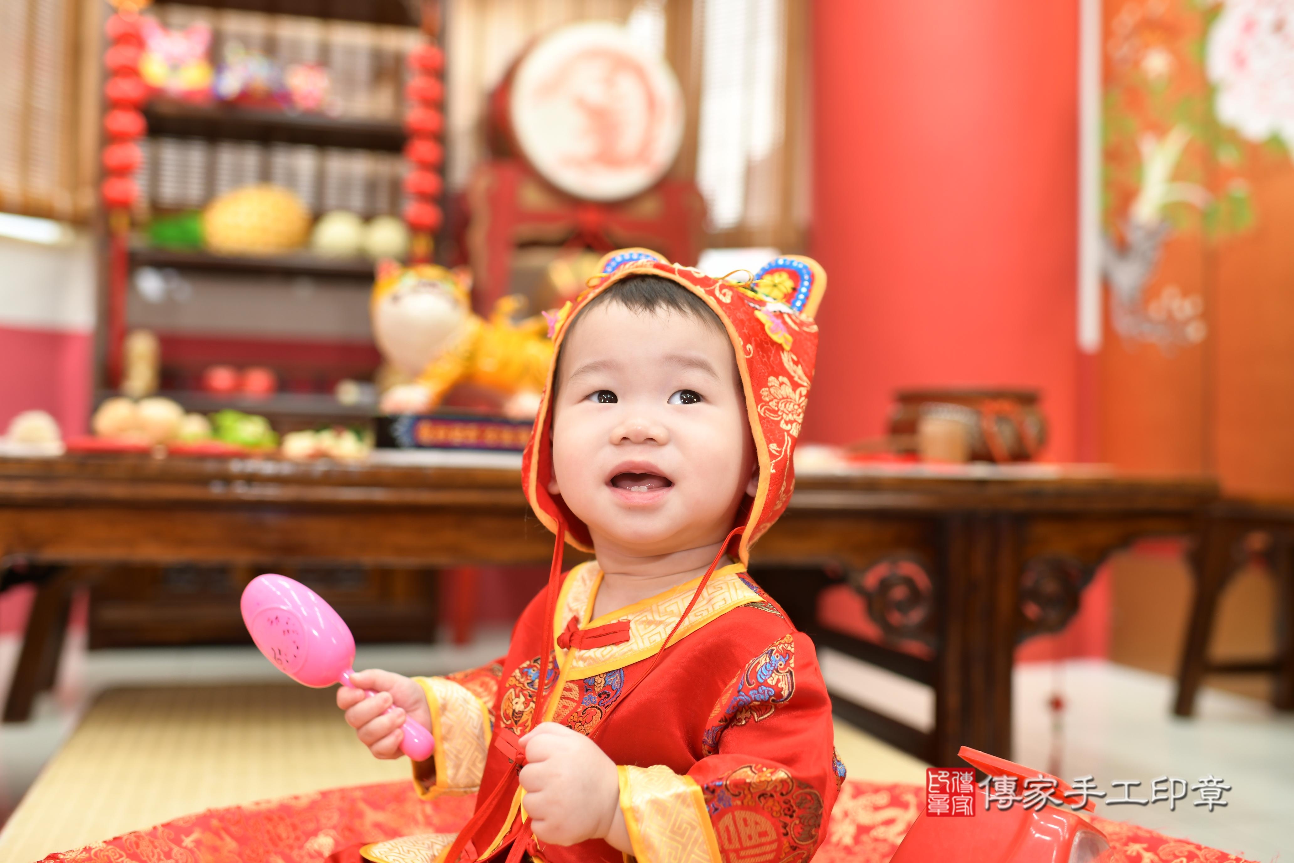 傳家手工印章高雄店、抓周、度脺、中國風會場、傳家嬰兒古禮、吉祥話、抓周道具物品24種、拍照。抓周證書。寶寶抓周、滿周歲、生日快樂、祝福