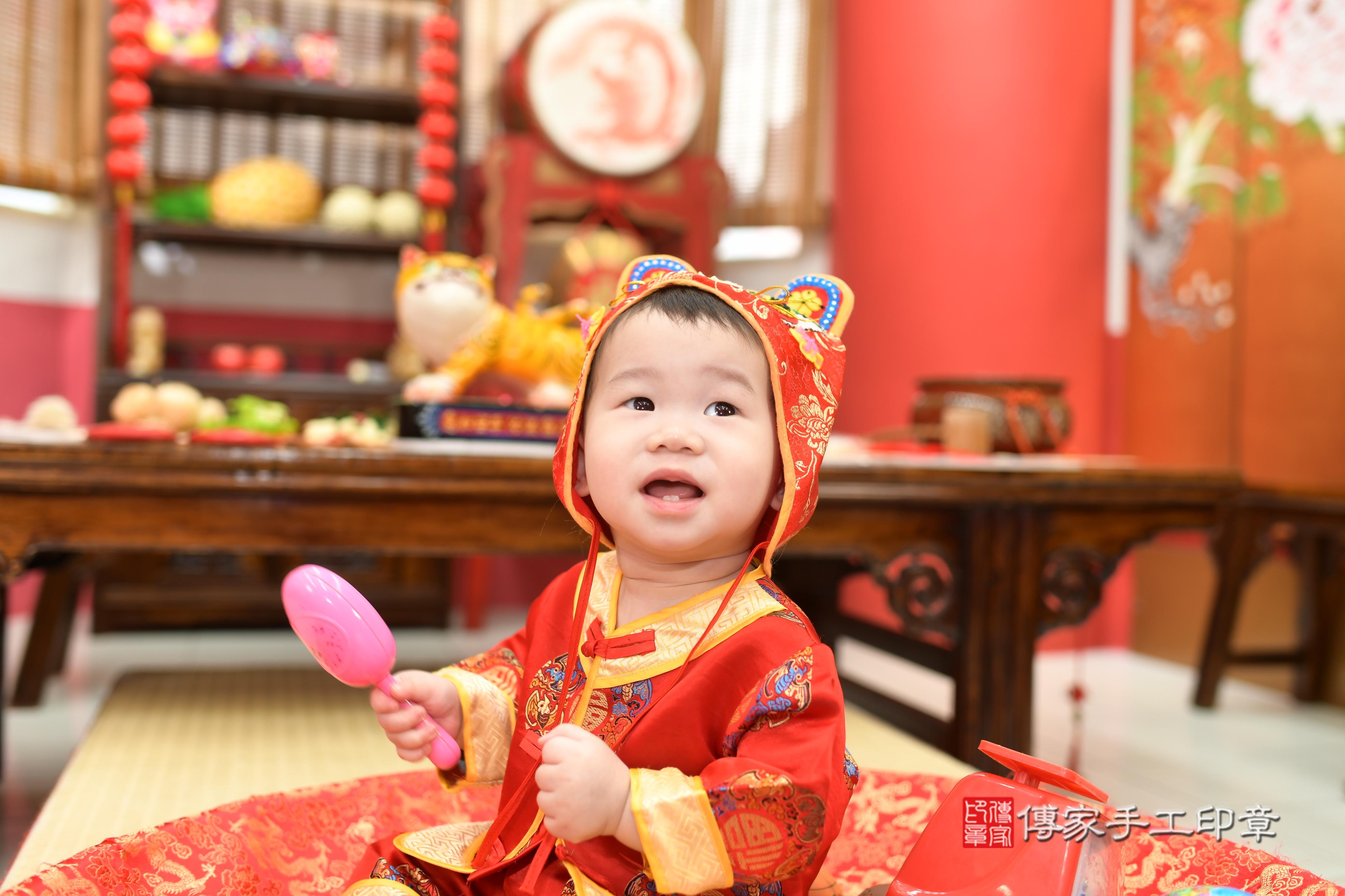 傳家手工印章高雄店、抓周、度脺、中國風會場、傳家嬰兒古禮、吉祥話、抓周道具物品24種、拍照。抓周證書。寶寶抓周、滿周歲、生日快樂、祝福