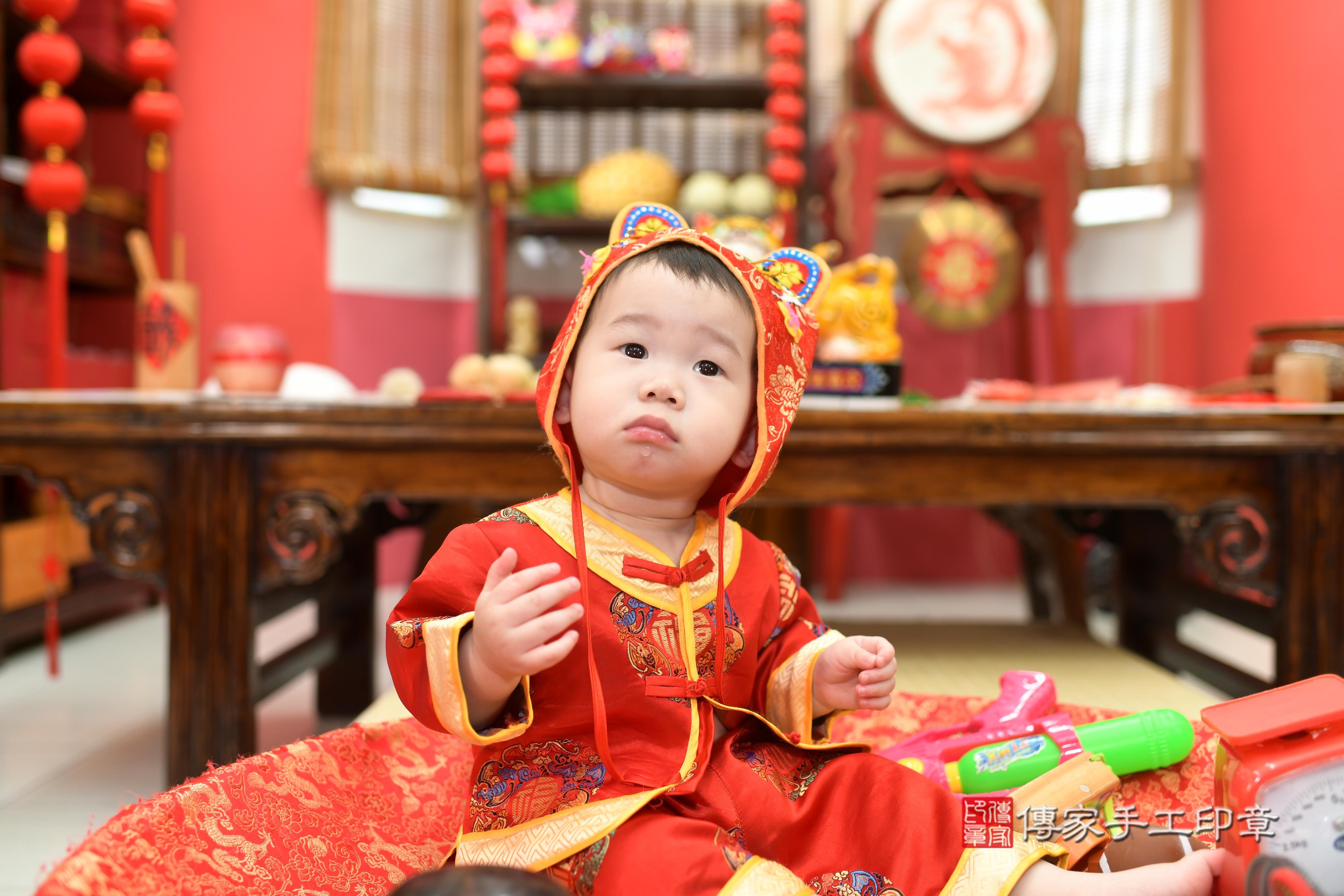 傳家手工印章高雄店、抓周、度脺、中國風會場、傳家嬰兒古禮、吉祥話、抓周道具物品24種、拍照。抓周證書。寶寶抓周、滿周歲、生日快樂、祝福