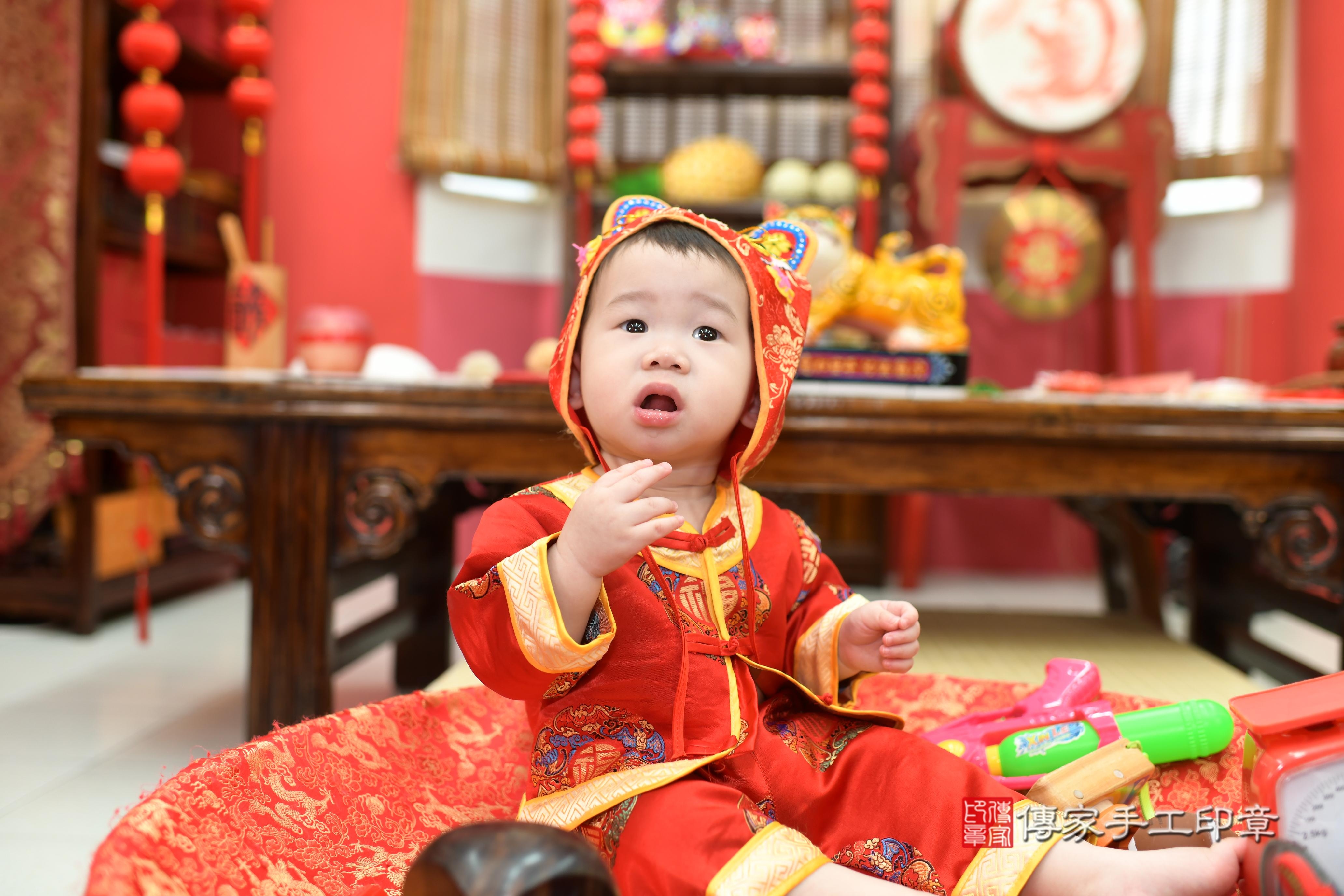 傳家手工印章高雄店、抓周、度脺、中國風會場、傳家嬰兒古禮、吉祥話、抓周道具物品24種、拍照。抓周證書。寶寶抓周、滿周歲、生日快樂、祝福