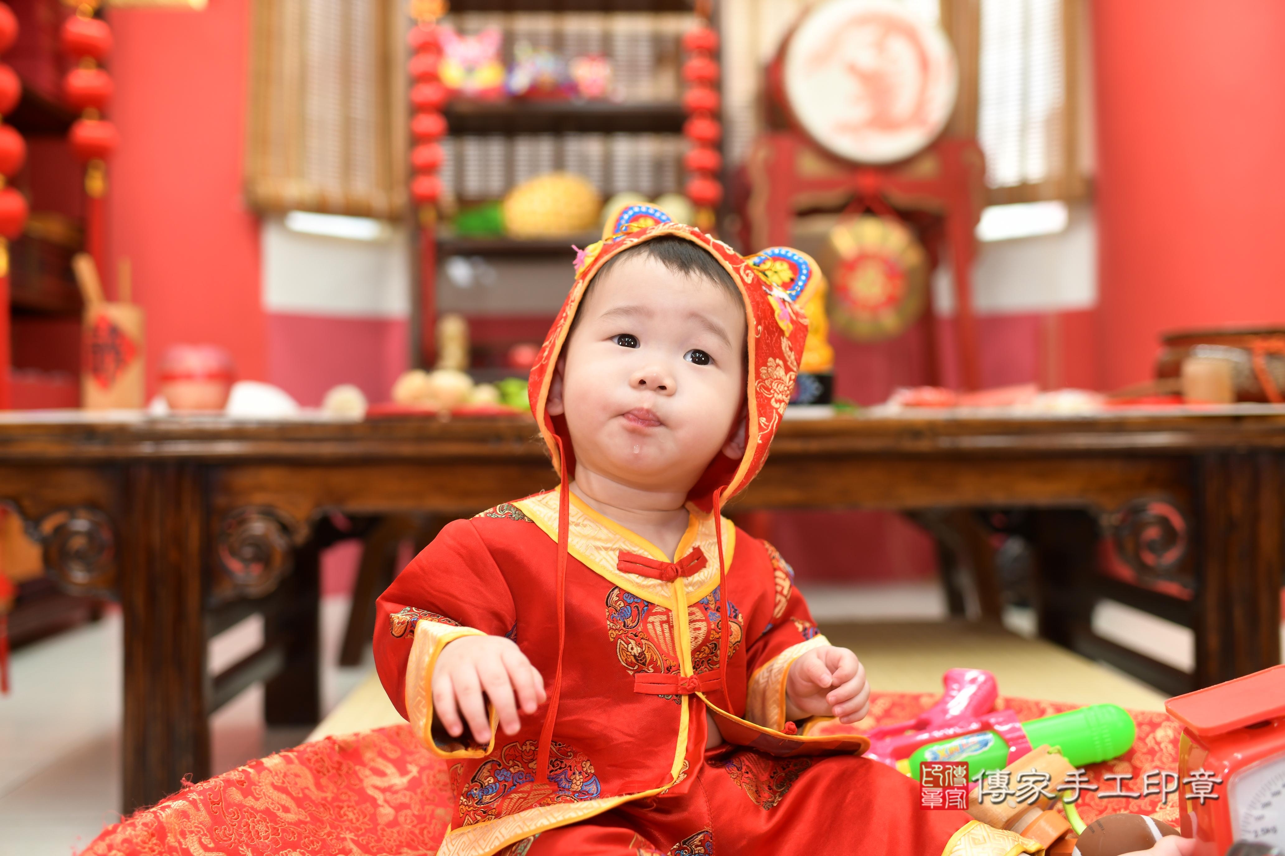 傳家手工印章高雄店、抓周、度脺、中國風會場、傳家嬰兒古禮、吉祥話、抓周道具物品24種、拍照。抓周證書。寶寶抓周、滿周歲、生日快樂、祝福