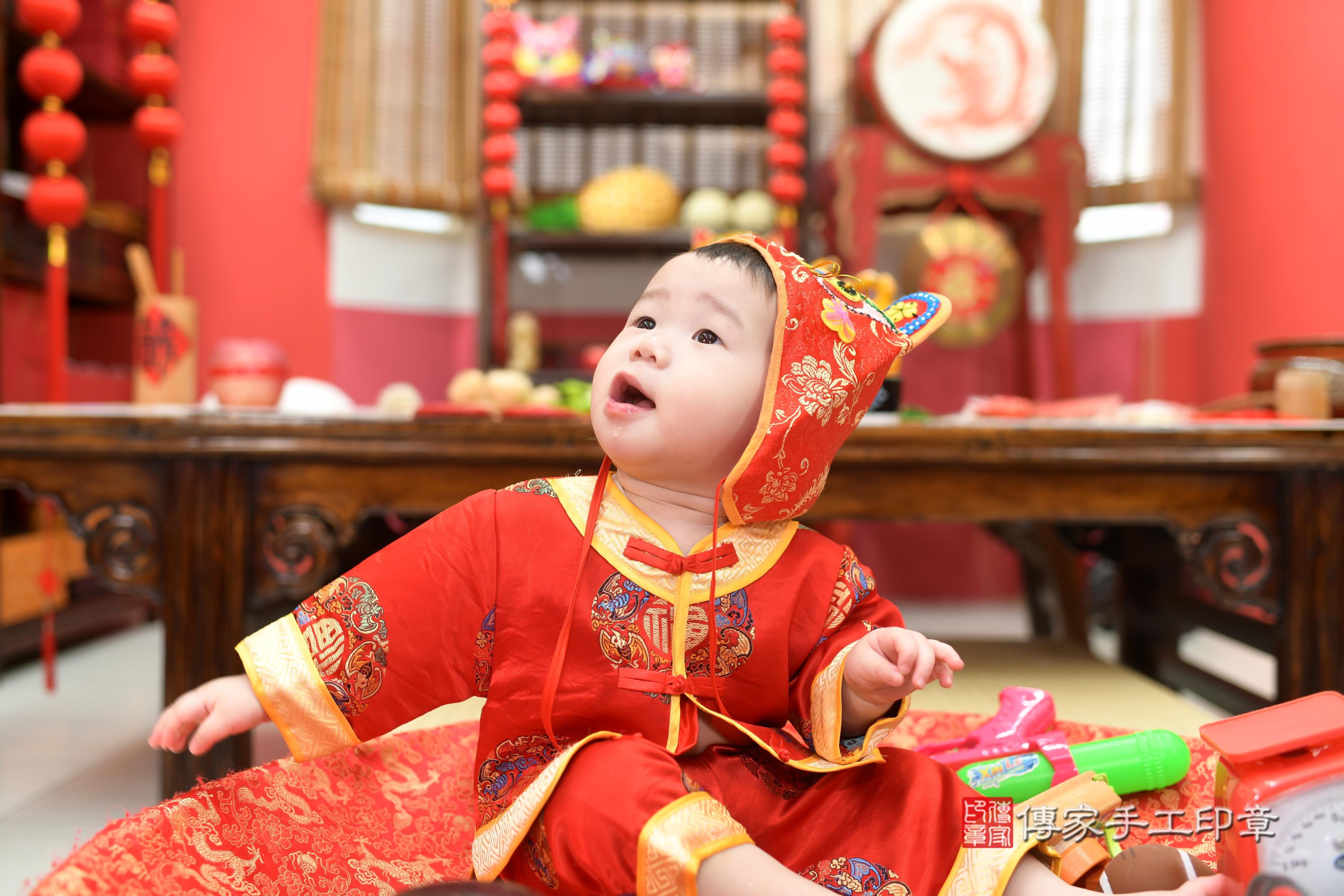 傳家手工印章高雄店、抓周、度脺、中國風會場、傳家嬰兒古禮、吉祥話、抓周道具物品24種、拍照。抓周證書。寶寶抓周、滿周歲、生日快樂、祝福