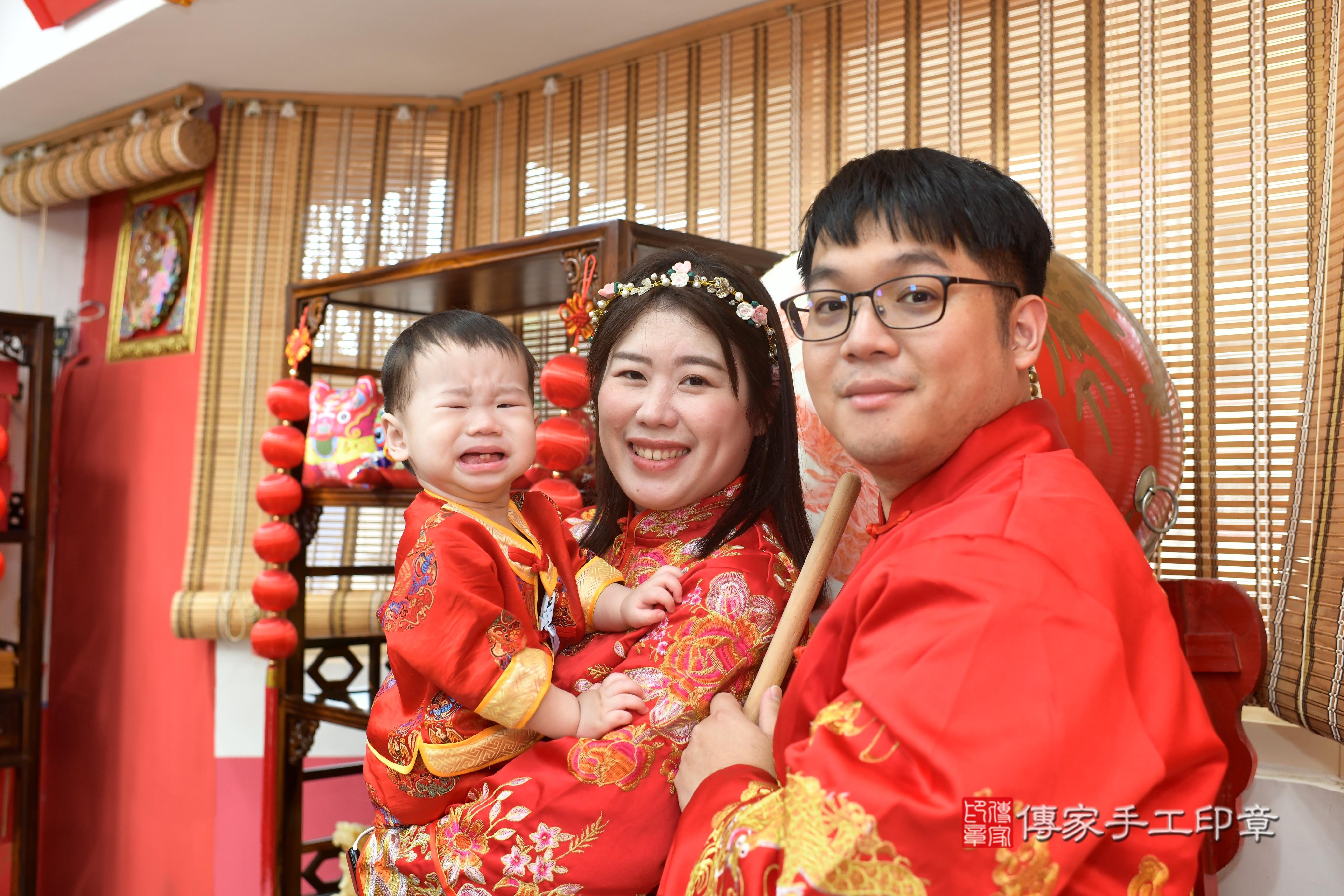 傳家手工印章高雄店、抓周、度脺、中國風會場、傳家嬰兒古禮、吉祥話、抓周道具物品24種、拍照。抓周證書。寶寶抓周、滿周歲、生日快樂、祝福