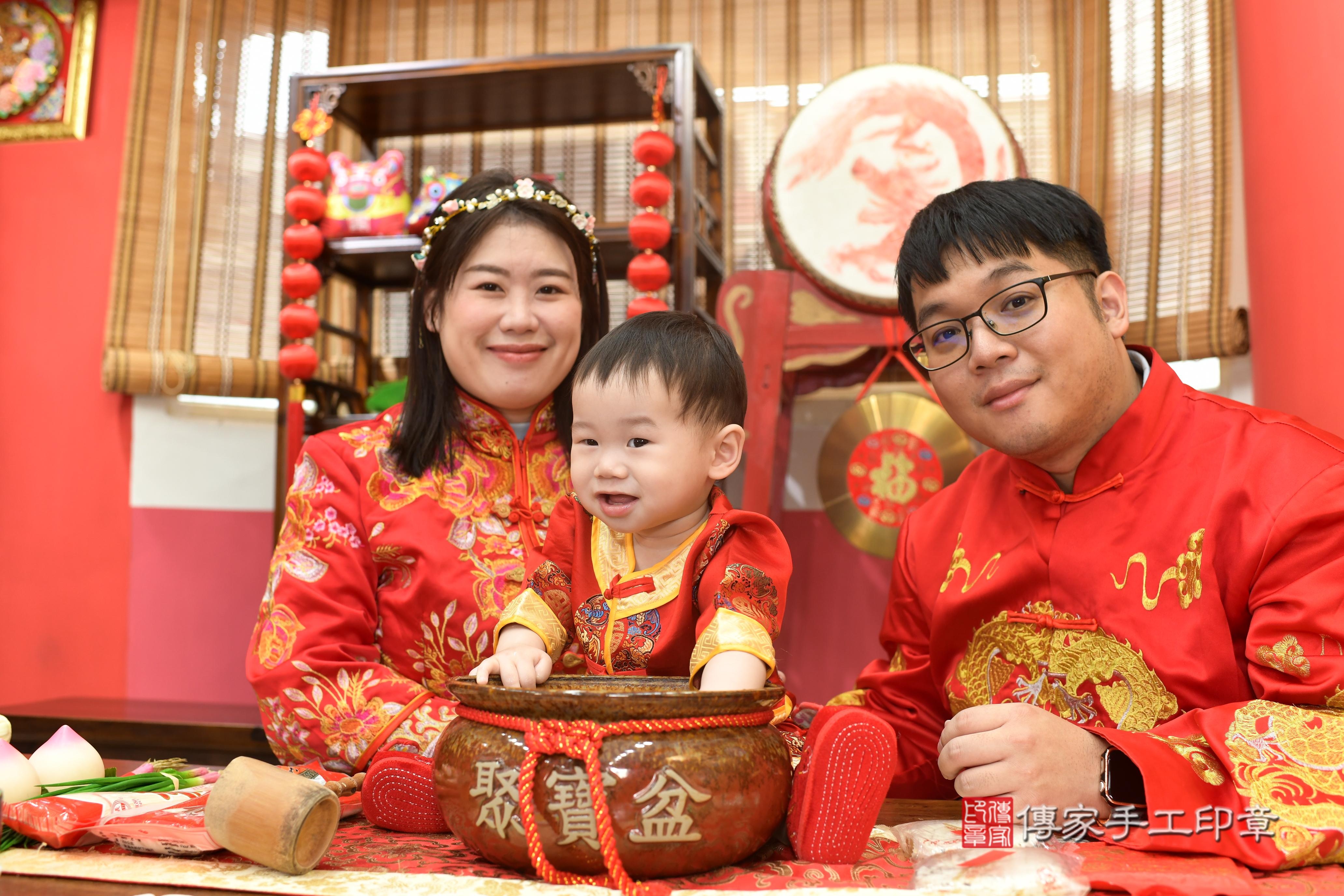 傳家手工印章高雄店、抓周、度脺、中國風會場、傳家嬰兒古禮、吉祥話、抓周道具物品24種、拍照。抓周證書。寶寶抓周、滿周歲、生日快樂、祝福