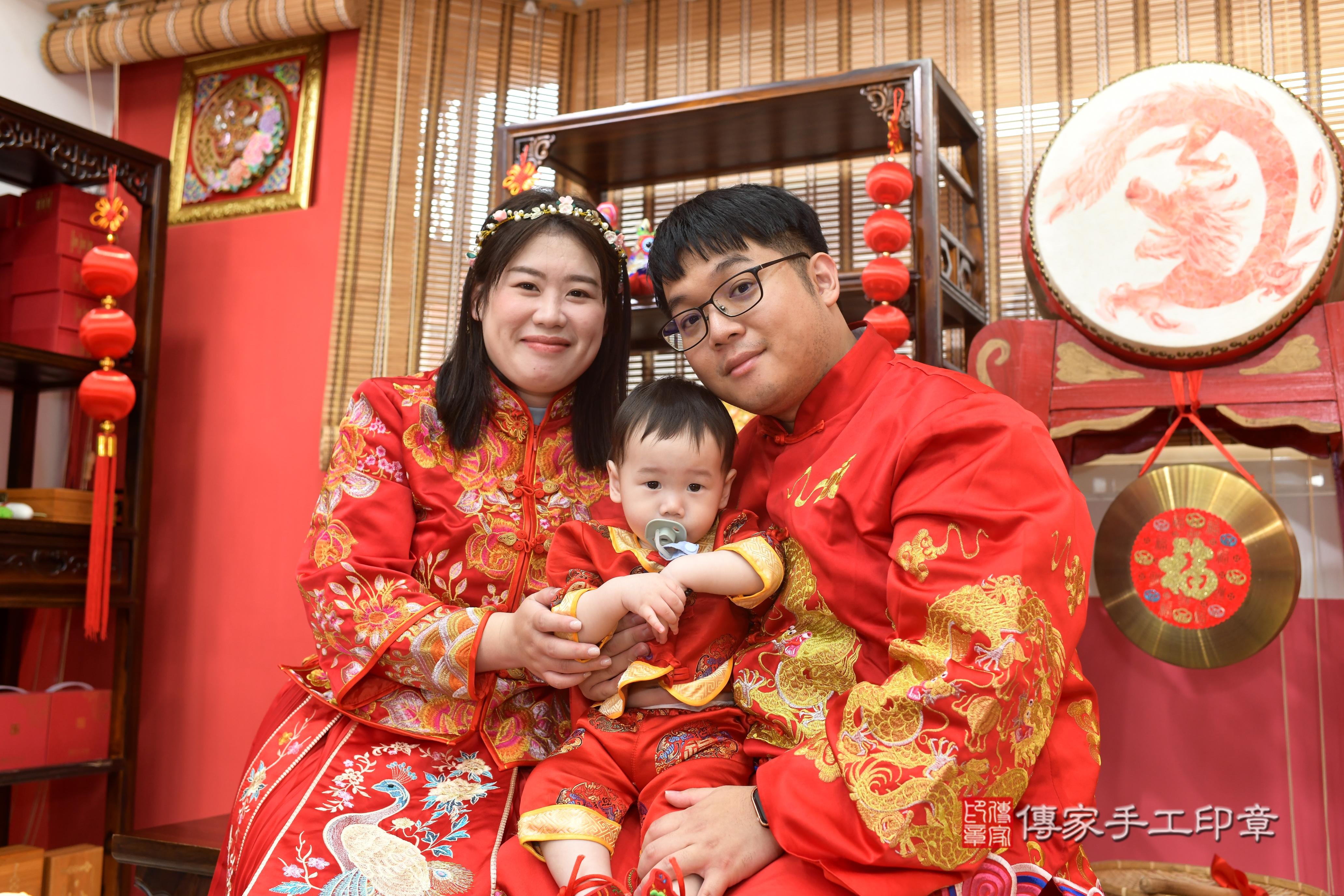 傳家手工印章高雄店、抓周、度脺、中國風會場、傳家嬰兒古禮、吉祥話、抓周道具物品24種、拍照。抓周證書。寶寶抓周、滿周歲、生日快樂、祝福