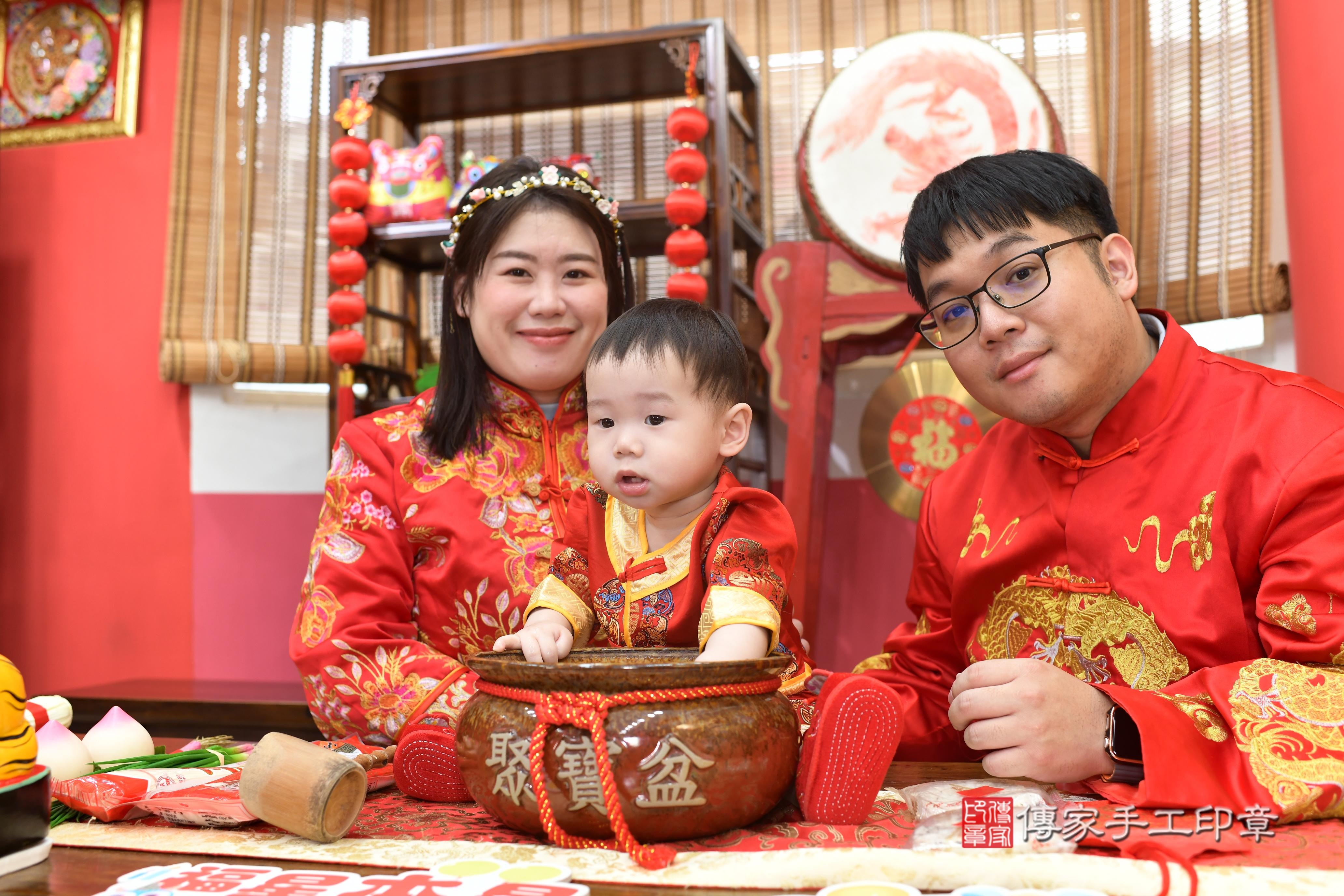 傳家手工印章高雄店、抓周、度脺、中國風會場、傳家嬰兒古禮、吉祥話、抓周道具物品24種、拍照。抓周證書。寶寶抓周、滿周歲、生日快樂、祝福