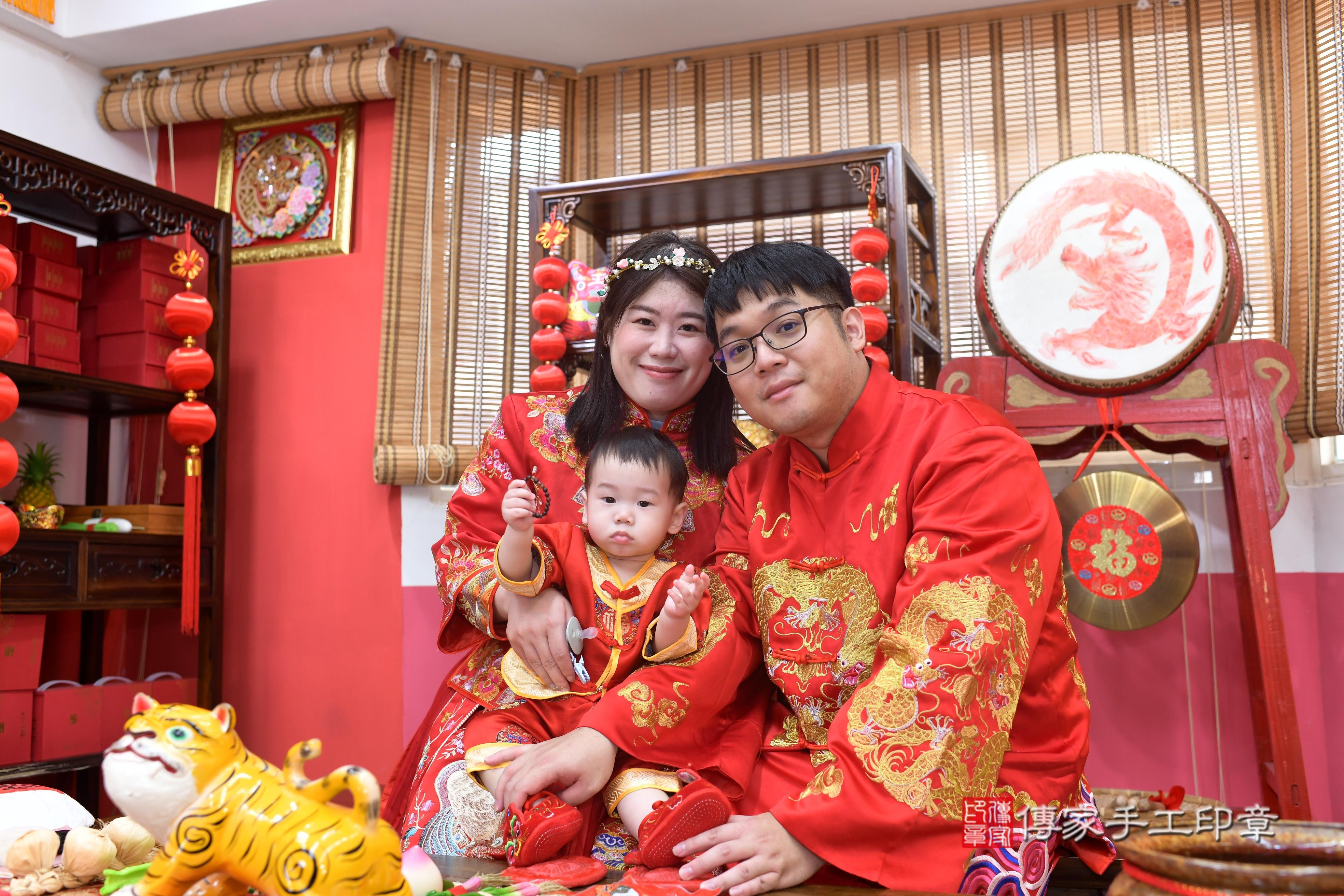 傳家手工印章高雄店、抓周、度脺、中國風會場、傳家嬰兒古禮、吉祥話、抓周道具物品24種、拍照。抓周證書。寶寶抓周、滿周歲、生日快樂、祝福